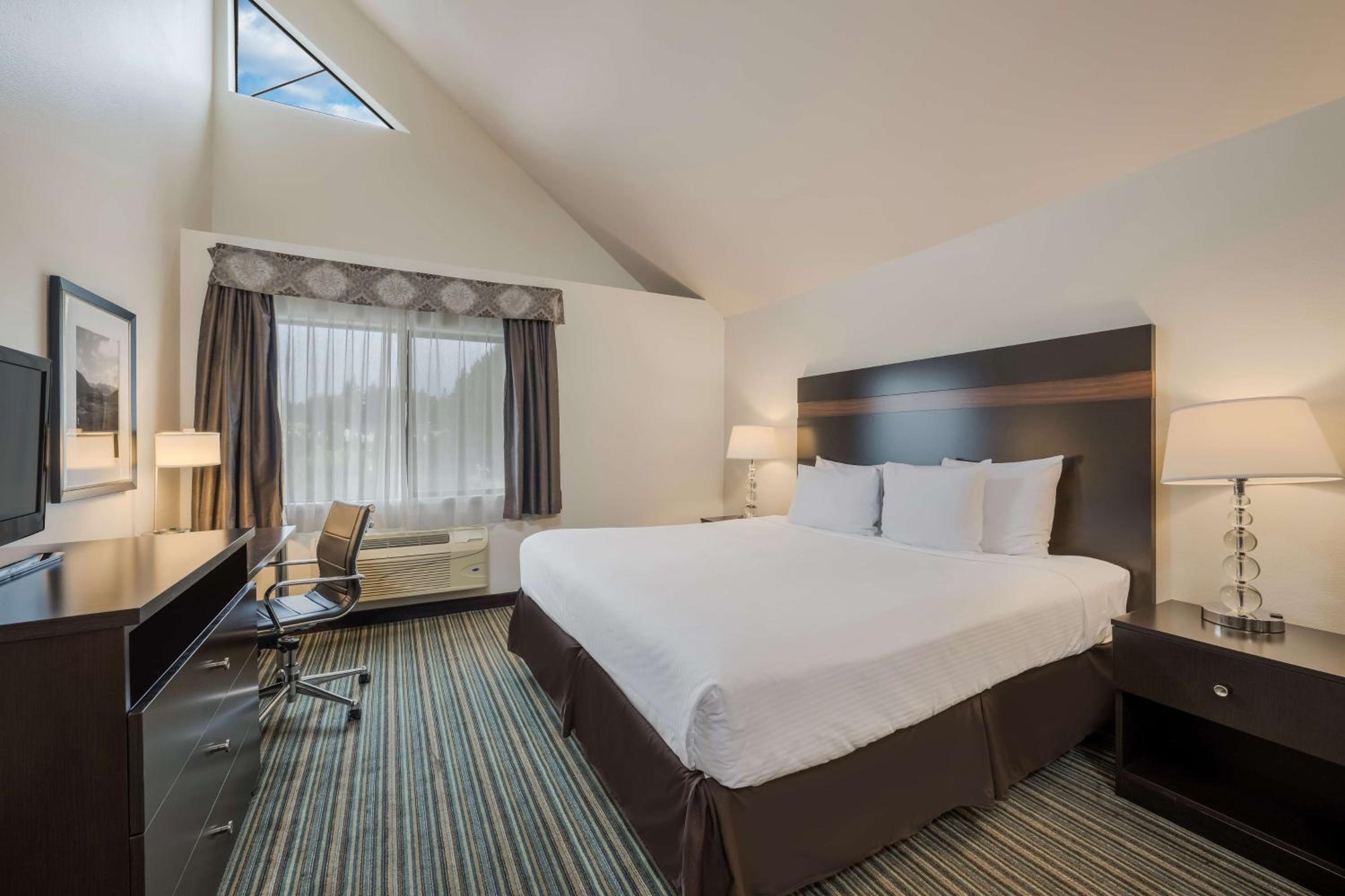 Larger King Room - Non-Smoking - Photo 1