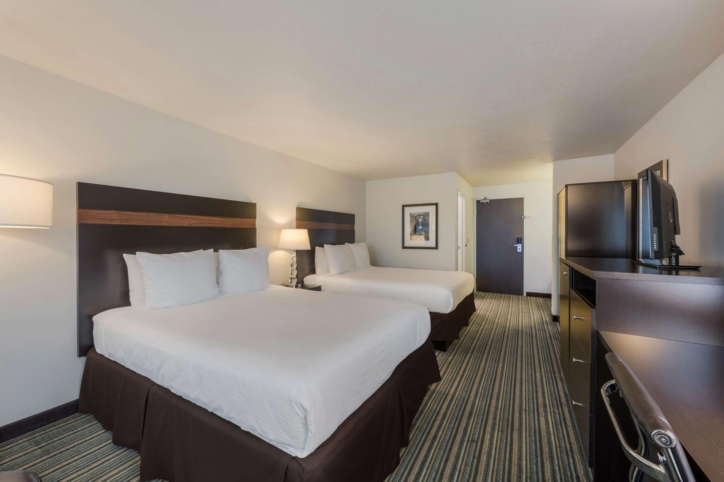 Queen Room with Two Queen Beds - Non-Smoking - Photo 4