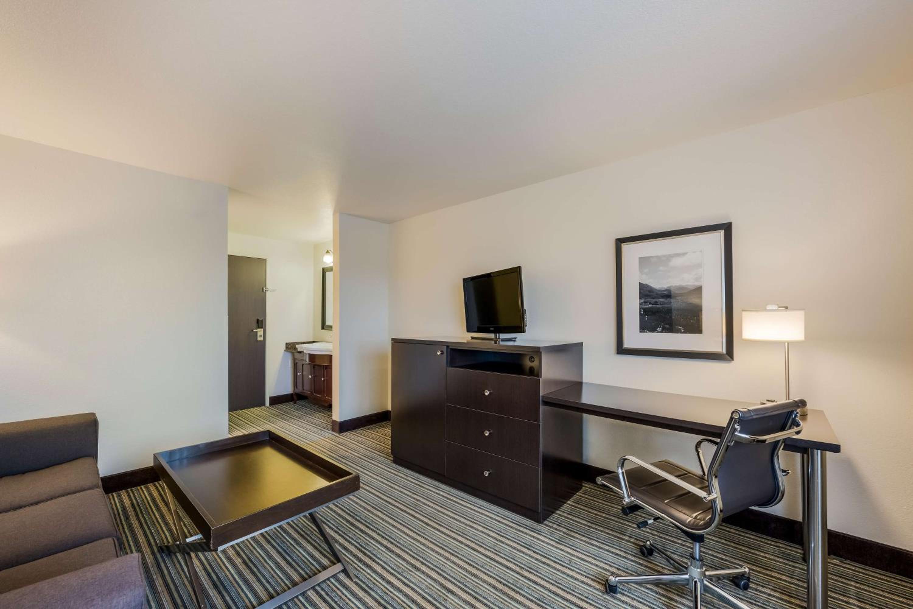King Suite with Sofa Bed - Non-Smoking - Photo 3