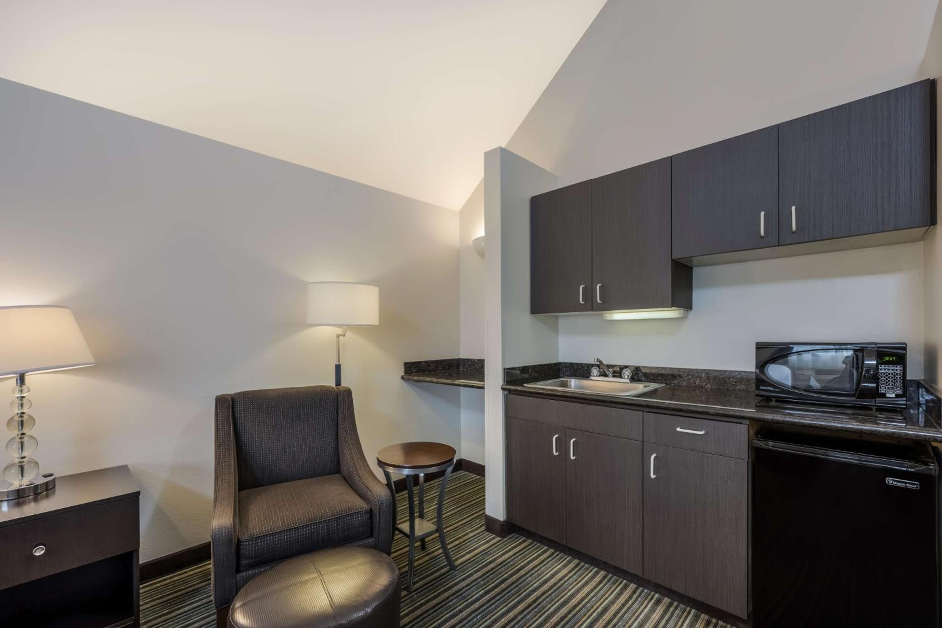 Larger King Room - Non-Smoking - Photo 4