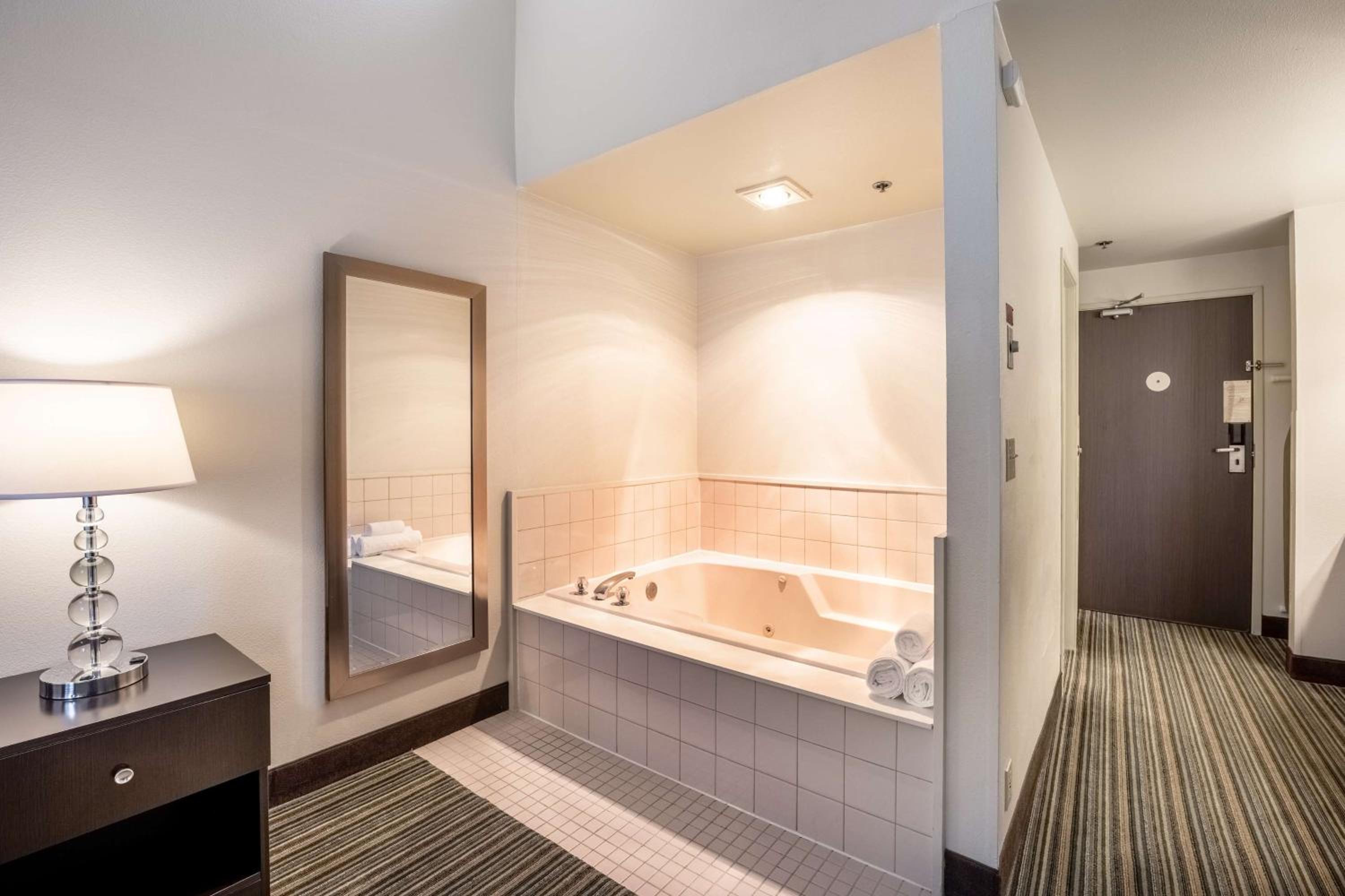 King Room with Whirlpool - Non-Smoking - Photo 4