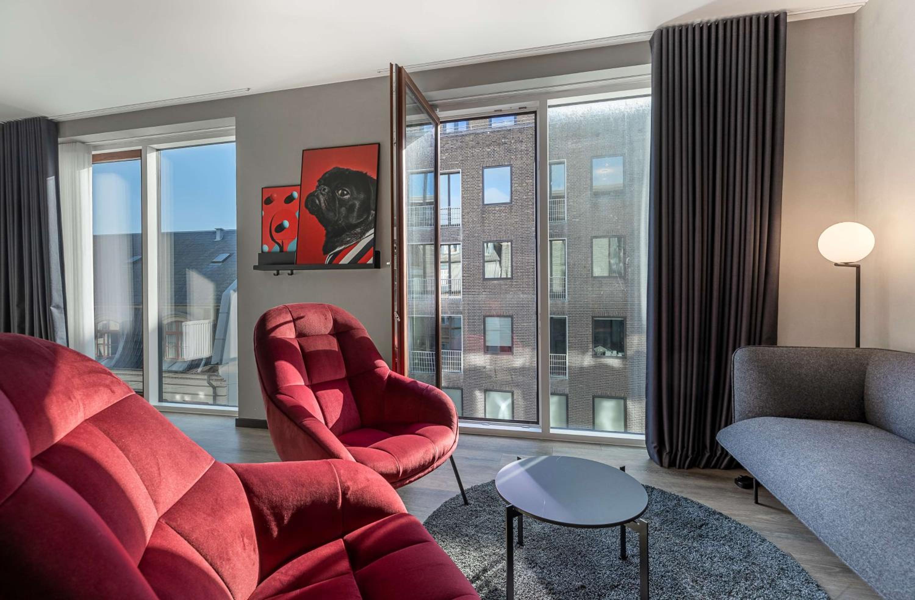 Junior Suite with City View thumbnail 6