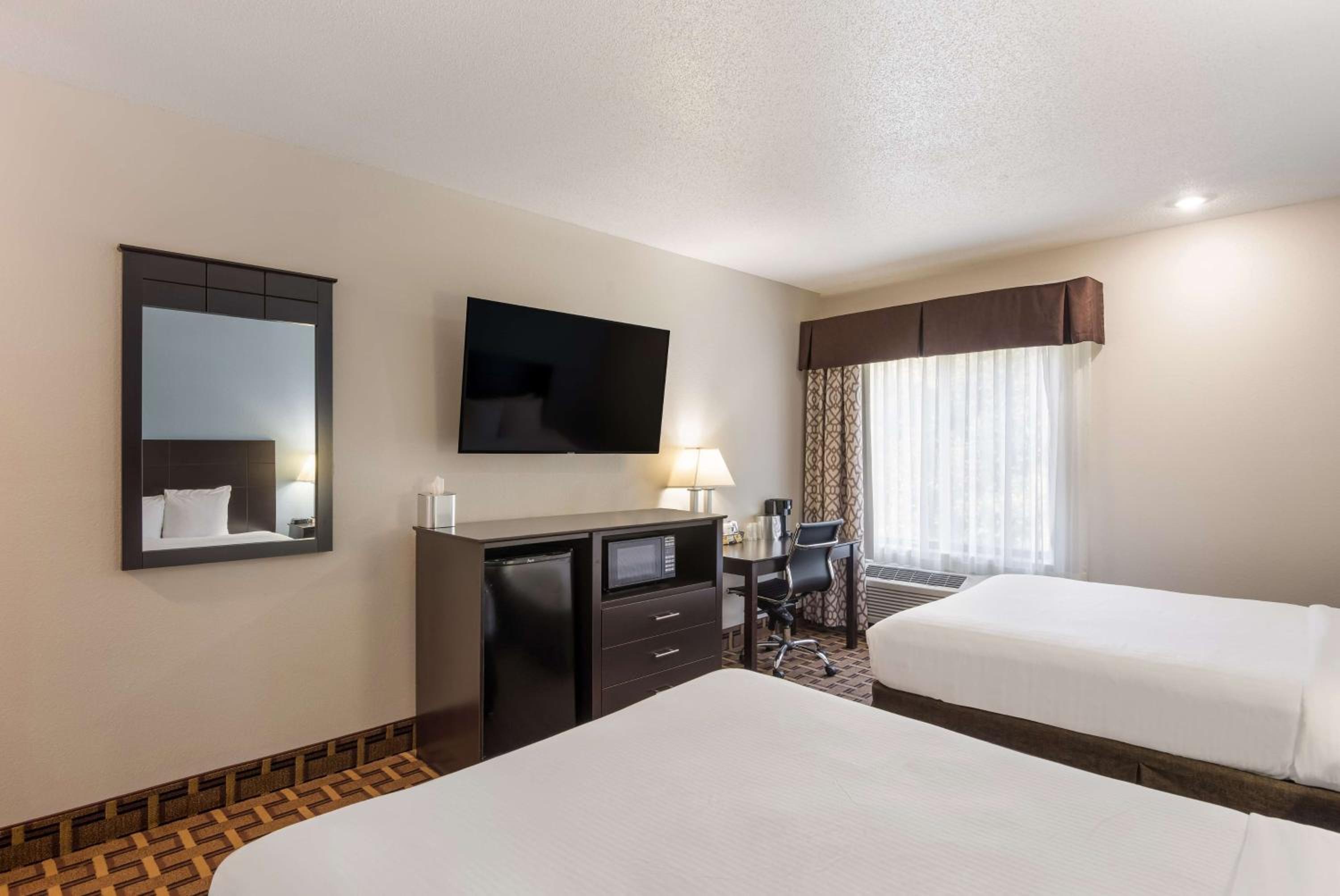 Queen Room with Two Queen Beds - Photo 4