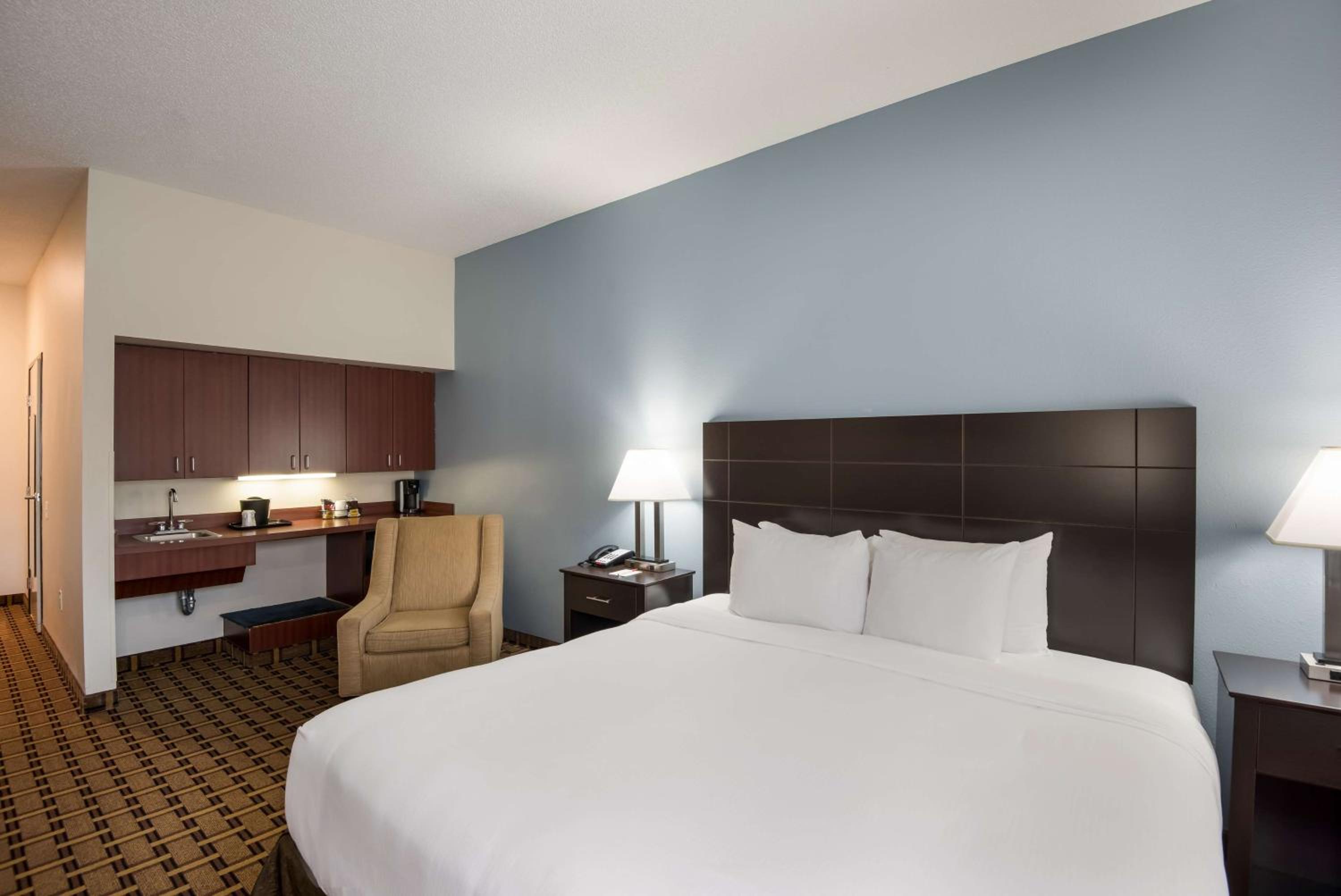 King Room with Roll-in Shower - Disability Access/Non-Smoking - Photo 4