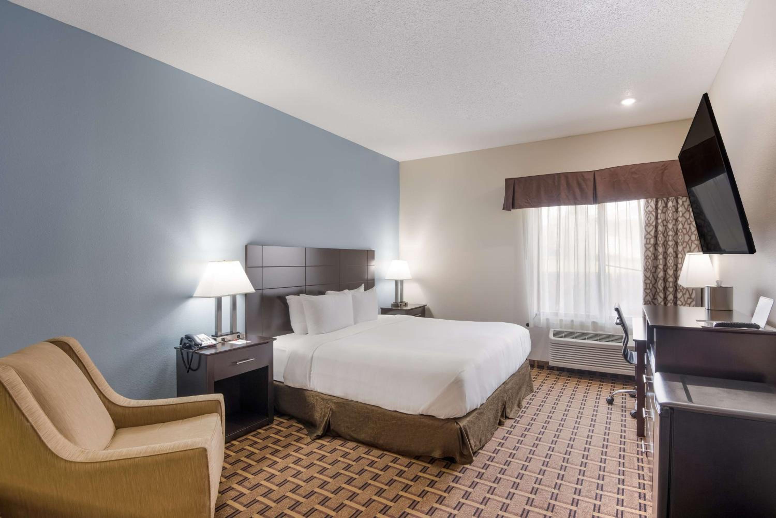 King Room with Roll-in Shower - Disability Access/Non-Smoking - Photo 1