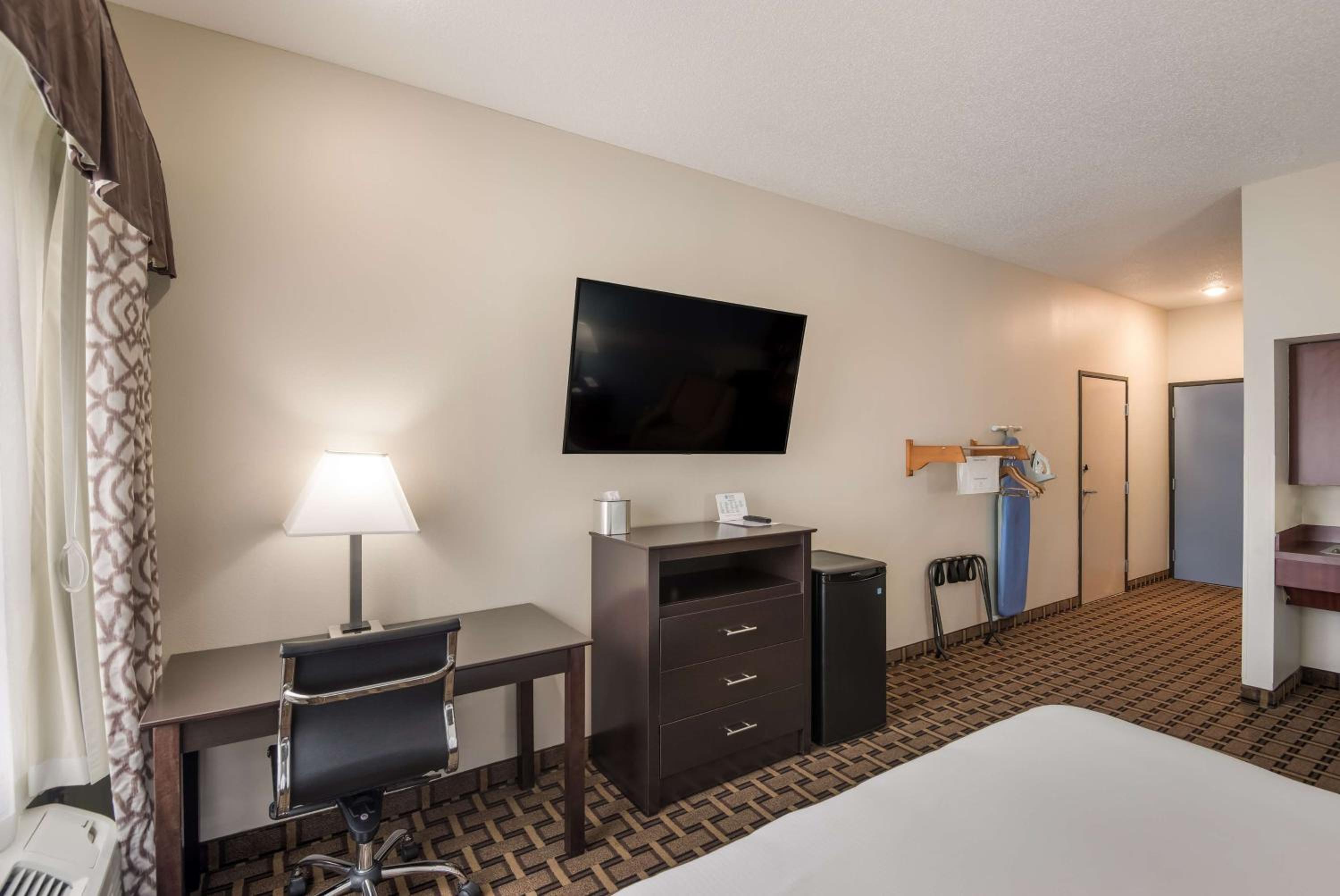 King Room with Roll-in Shower - Disability Access/Non-Smoking - Photo 3