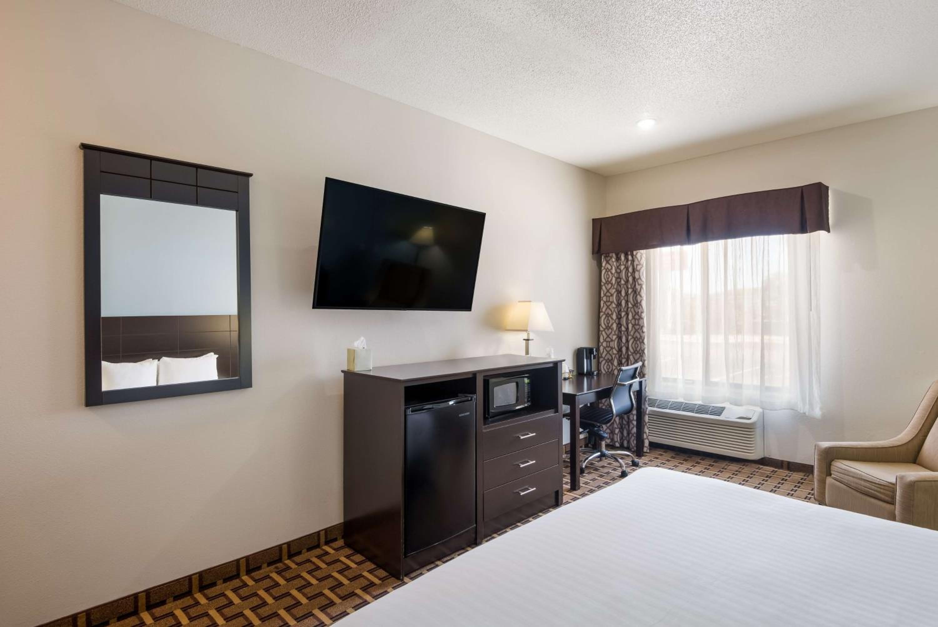 King Room - Non-Smoking - Photo 5