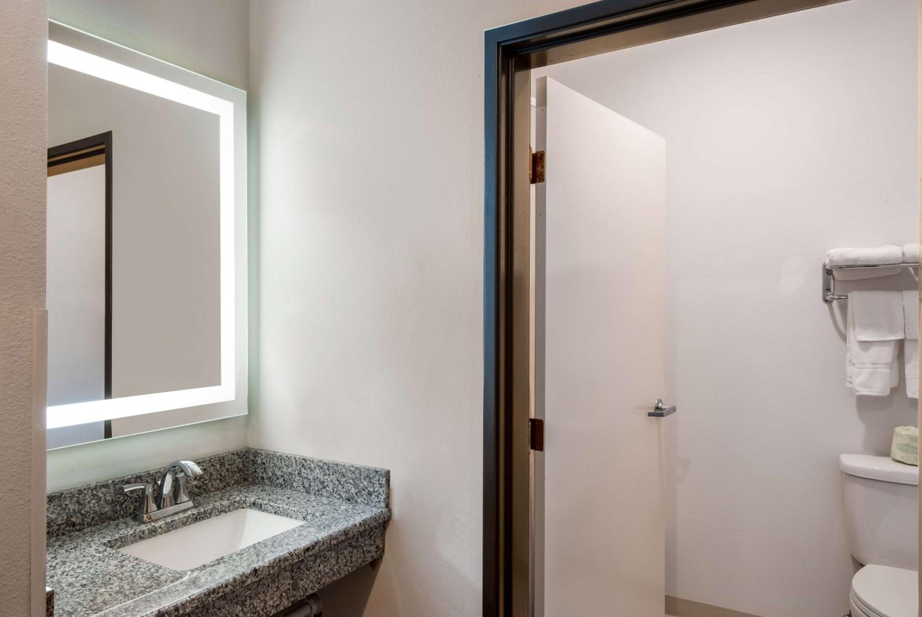 King Room with Bath Tub - Mobility Accessible/Non-Smoking - Photo 3