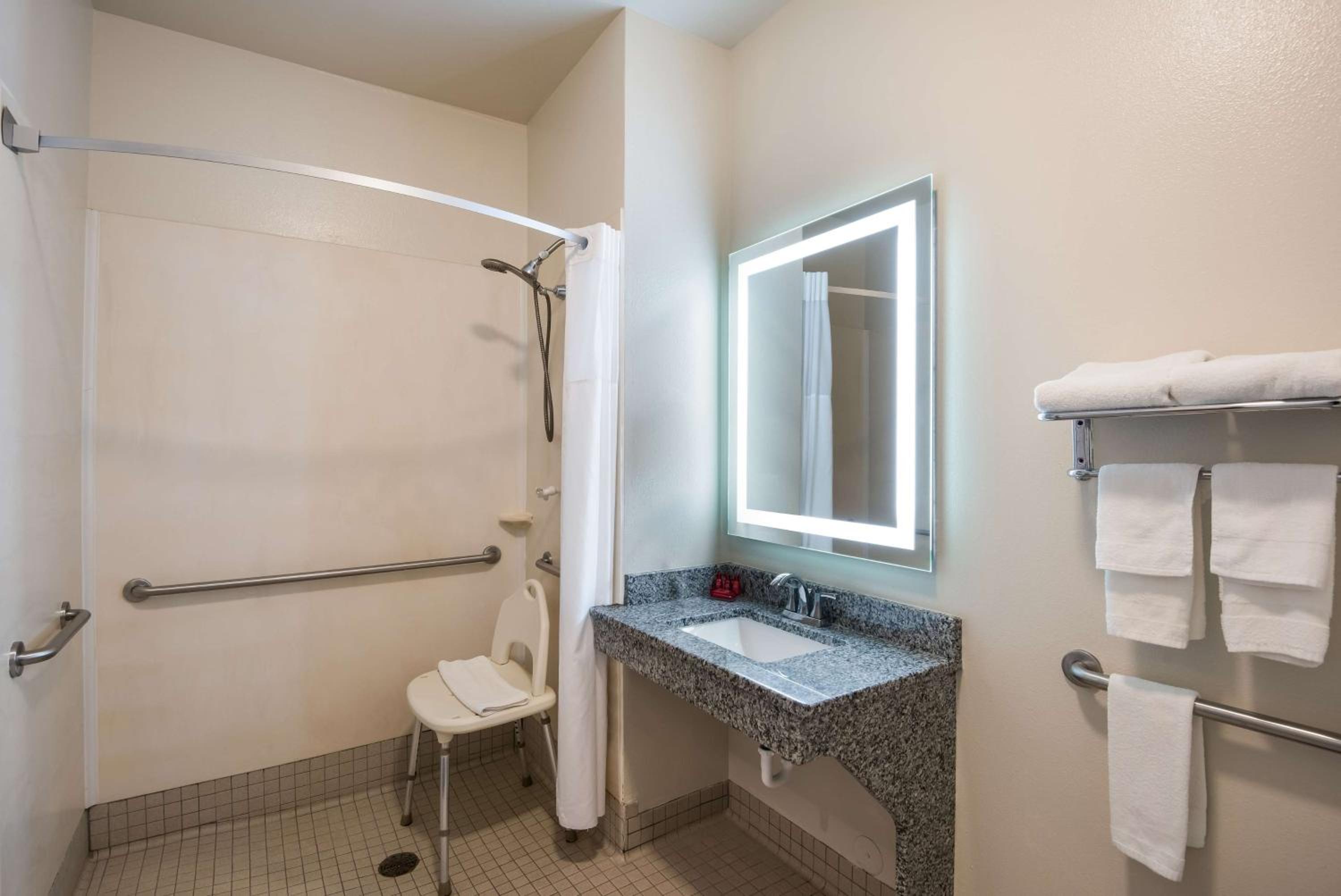 King Room with Roll-in Shower - Disability Access/Non-Smoking - Photo 5