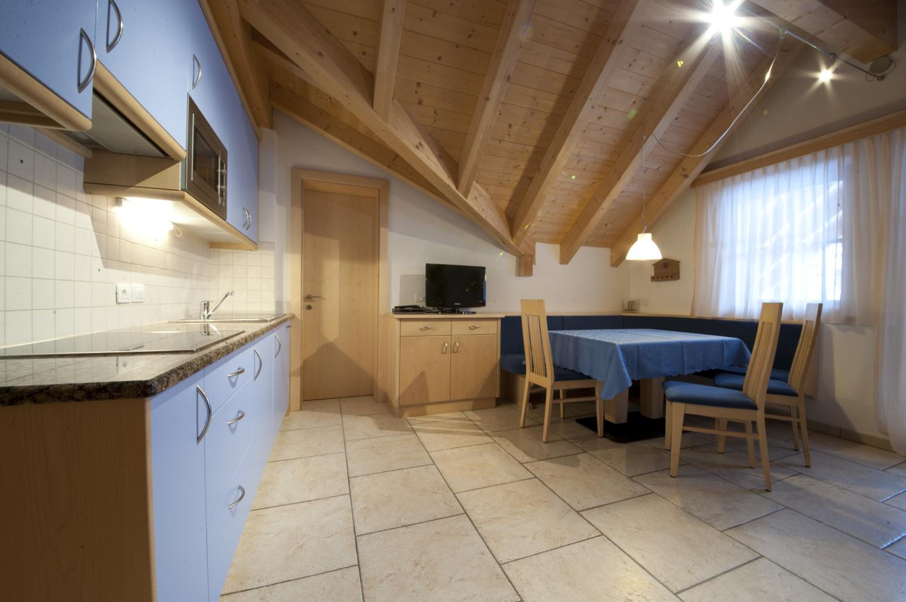Two-Bedroom Apartment (4 Adults) with Mountain View photo 2
