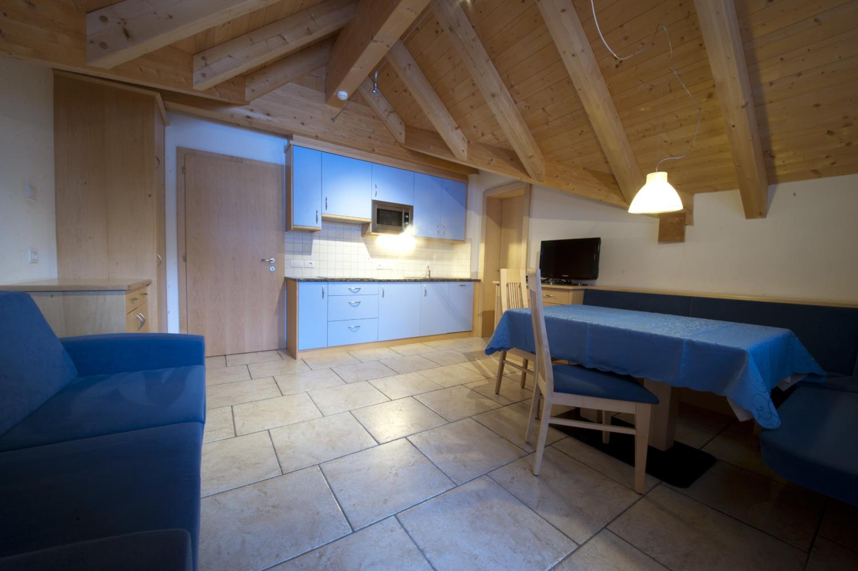 Two-Bedroom Apartment (4 Adults) with Mountain View photo 3
