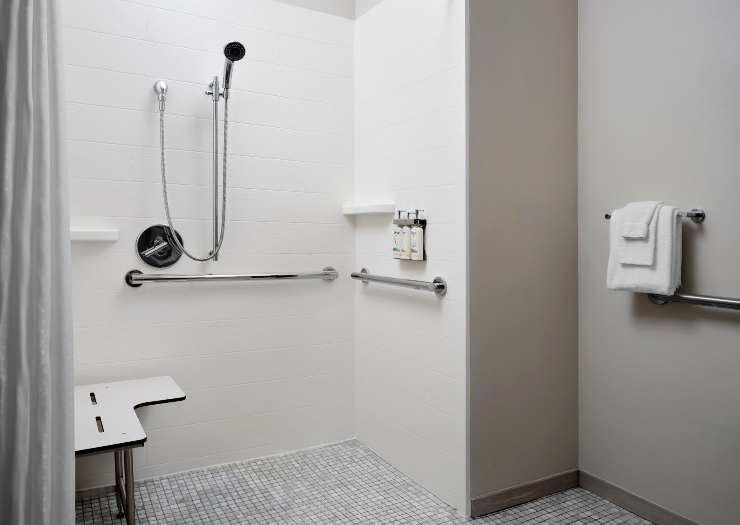 King Room with Roll In Shower - Non-Smoking - Photo 5
