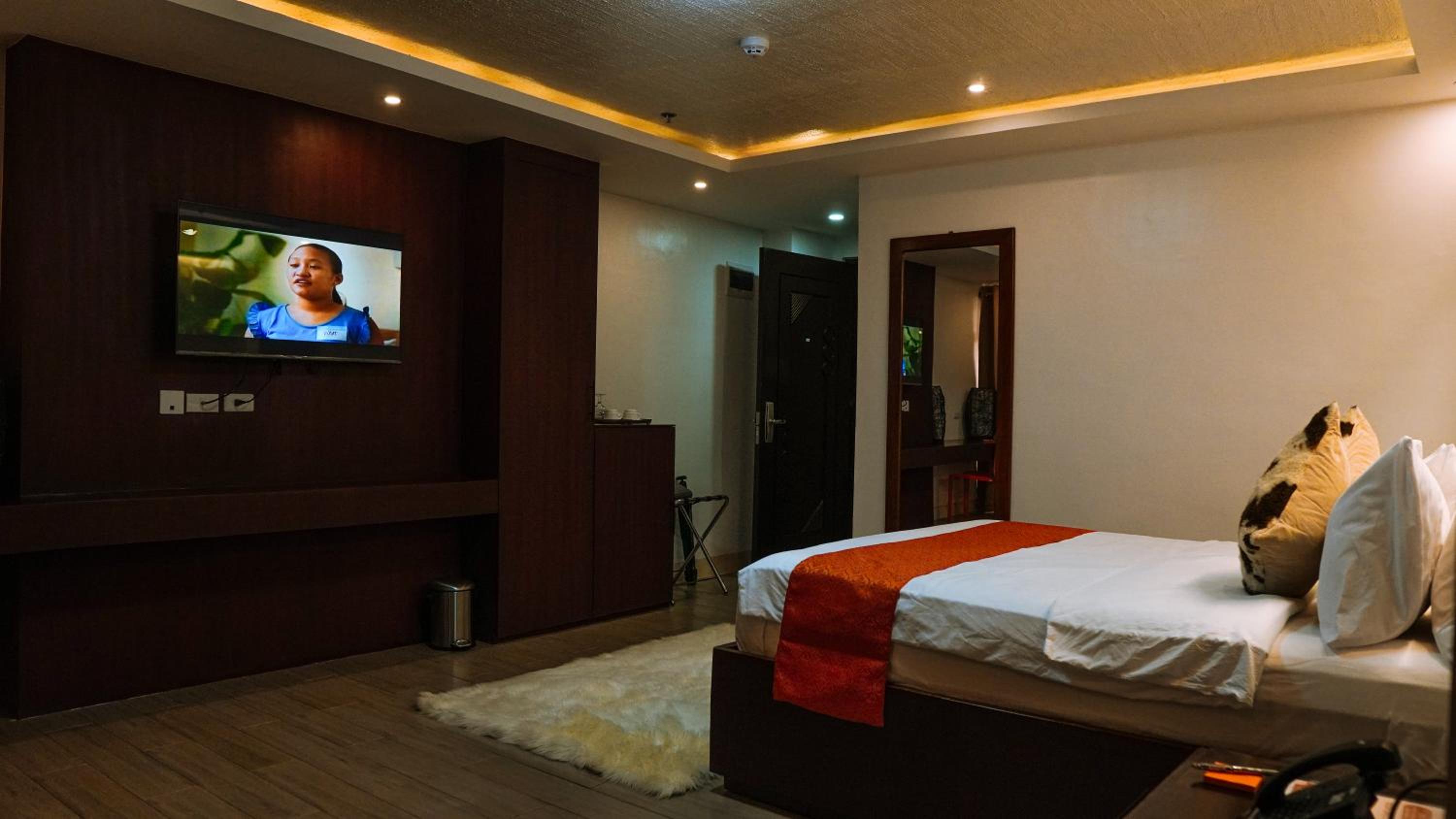 Deluxe Queen Room - Photo 7