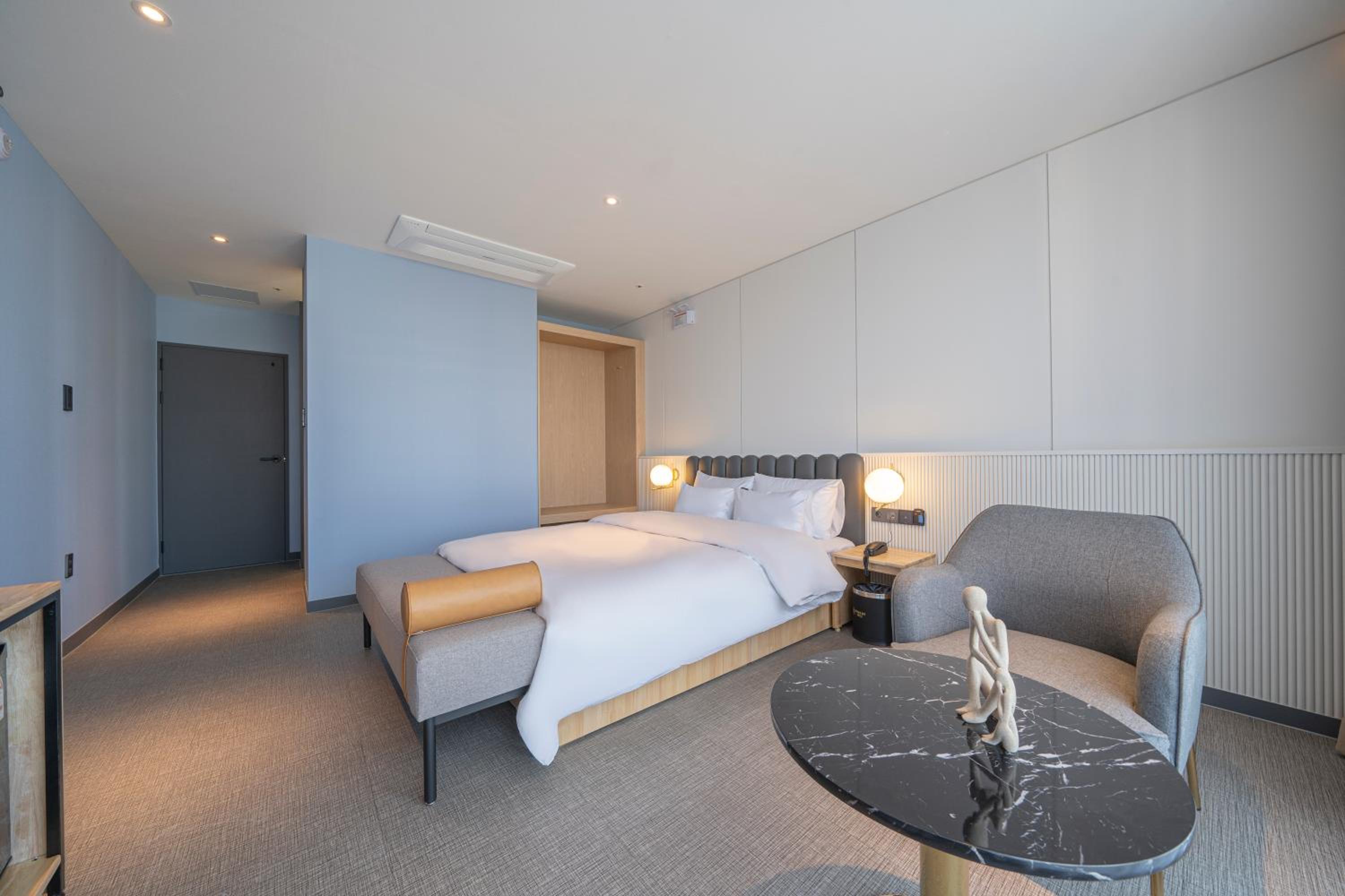 Standard Double Room - Photo 12