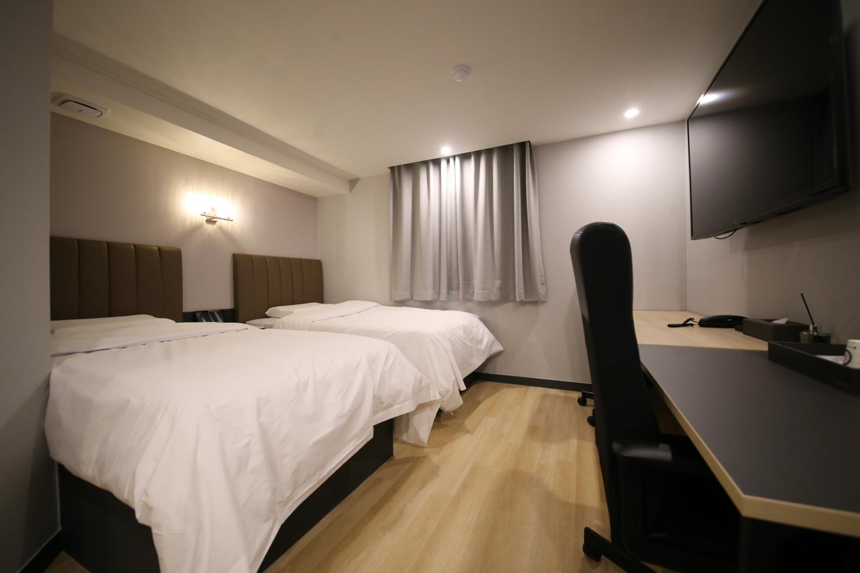 Twin Room - Photo 3