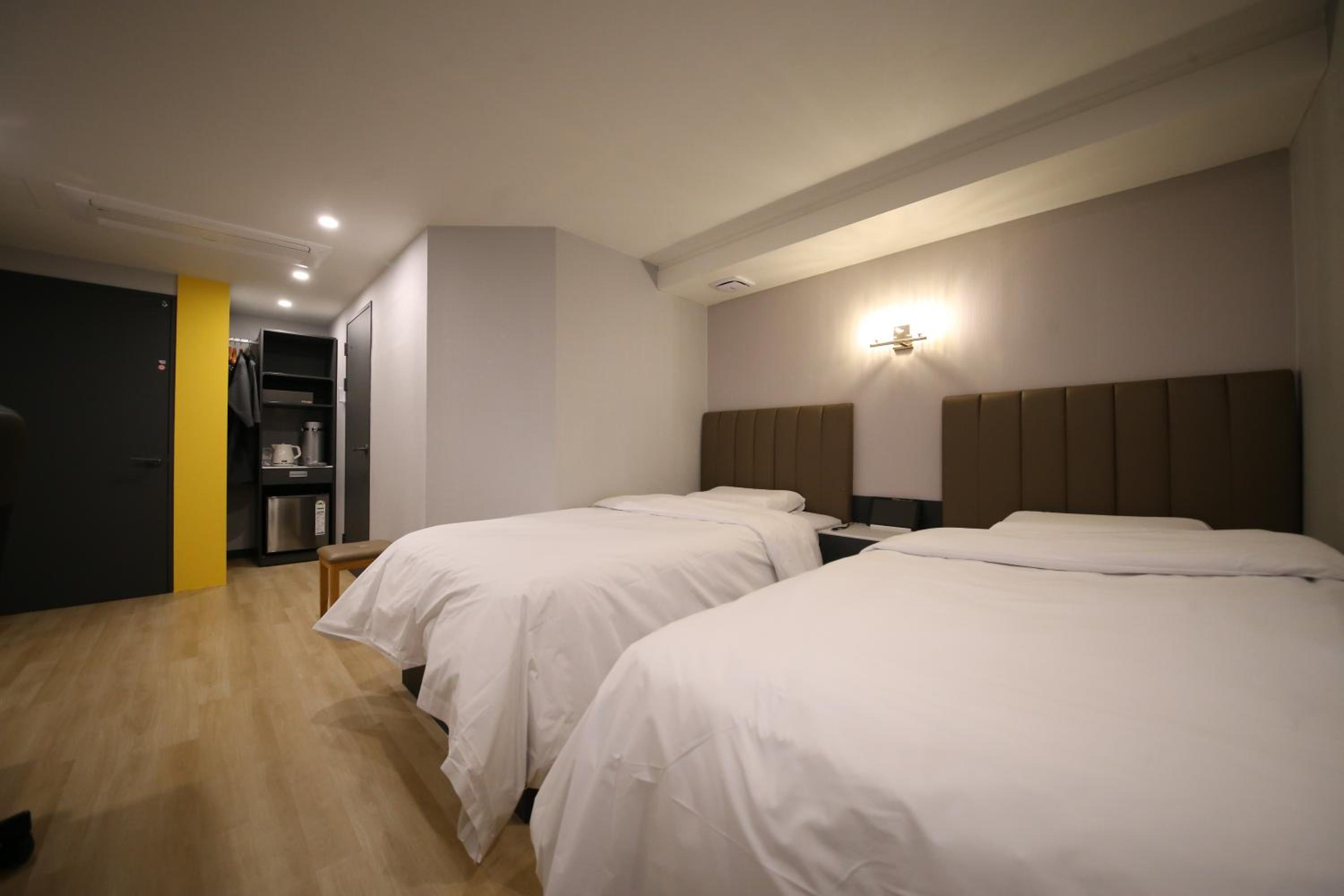 Twin Room - Photo 2