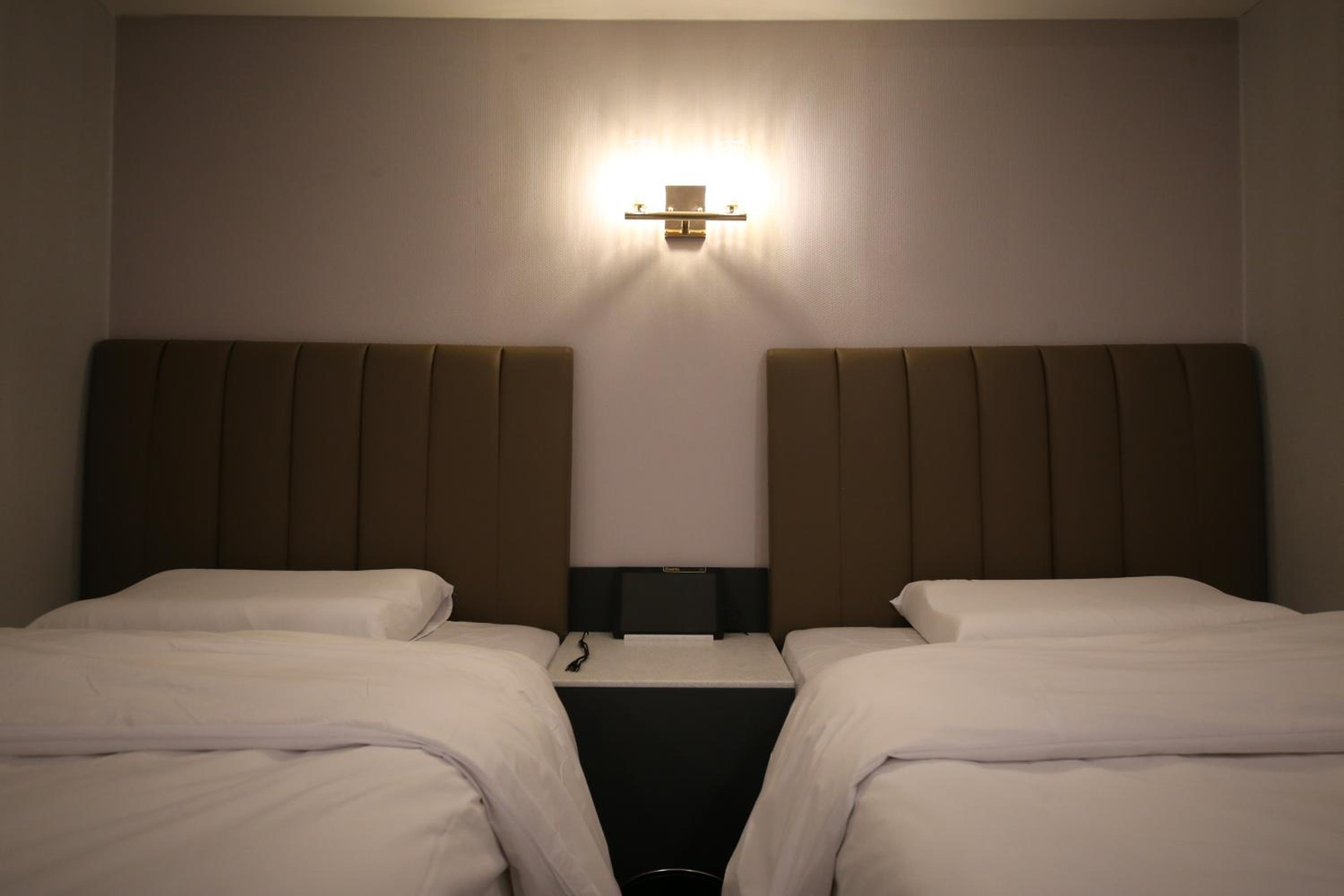 Twin Room - Photo 5