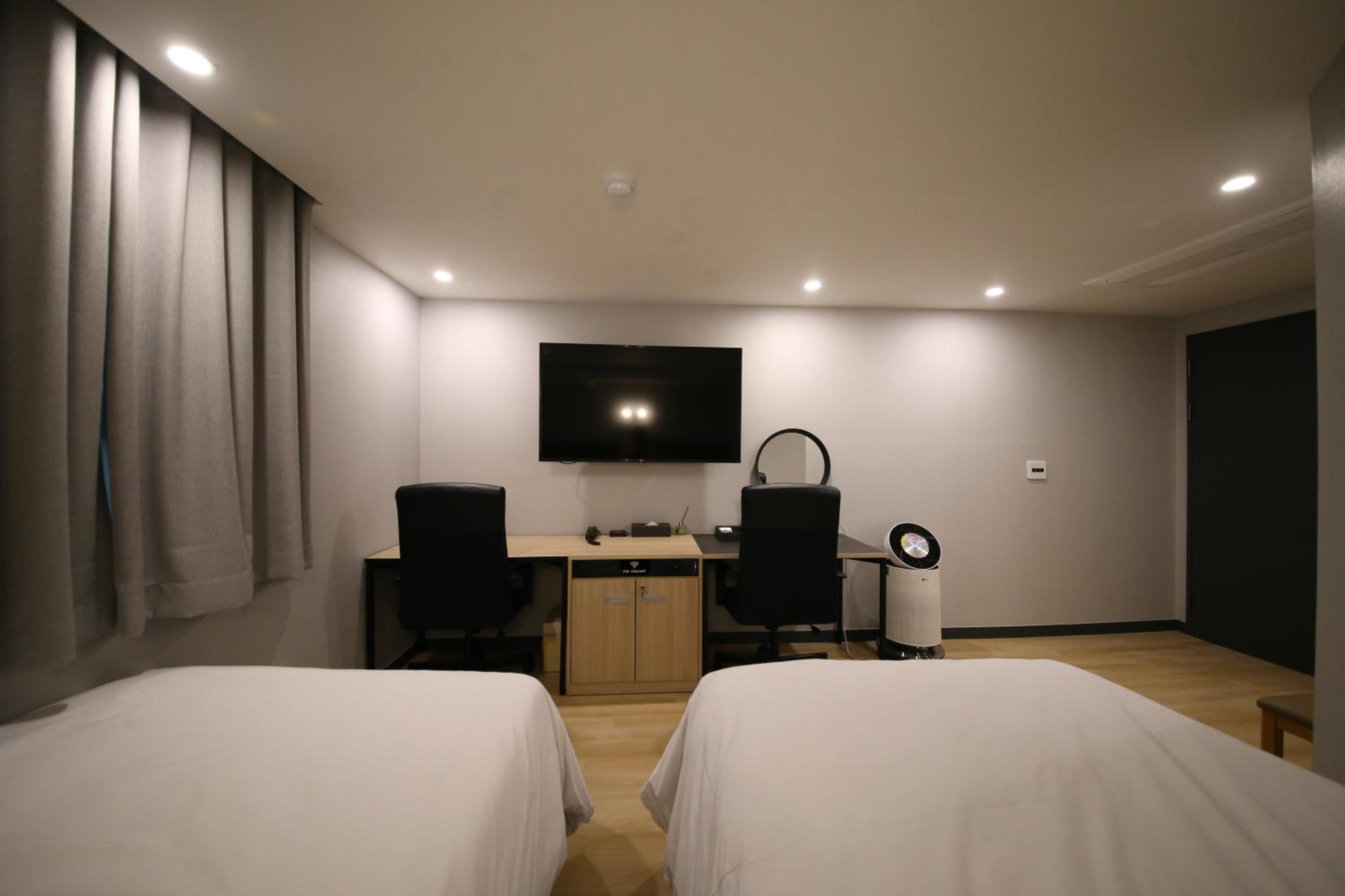 Twin Room - Photo 4