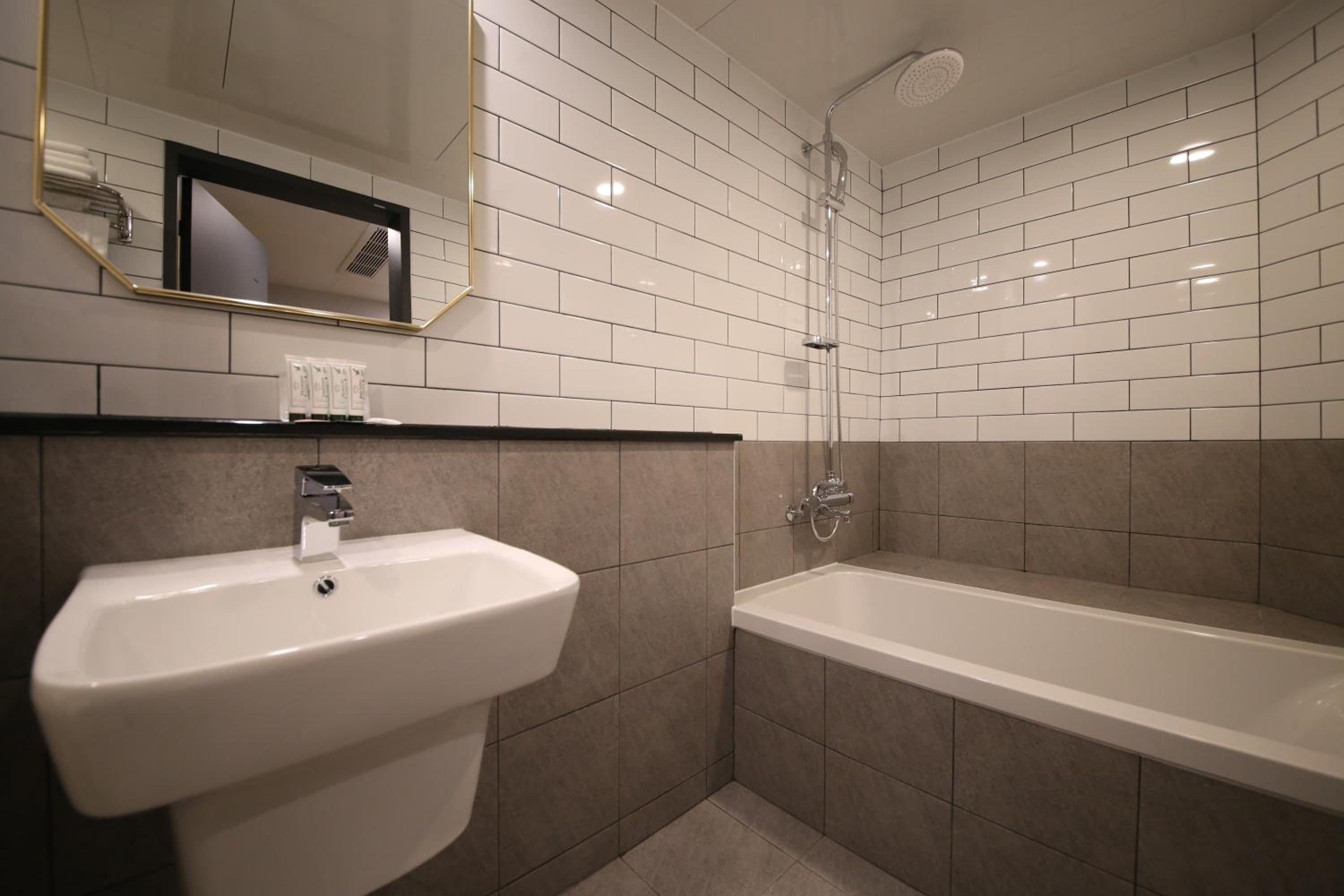 Twin Room - Photo 9