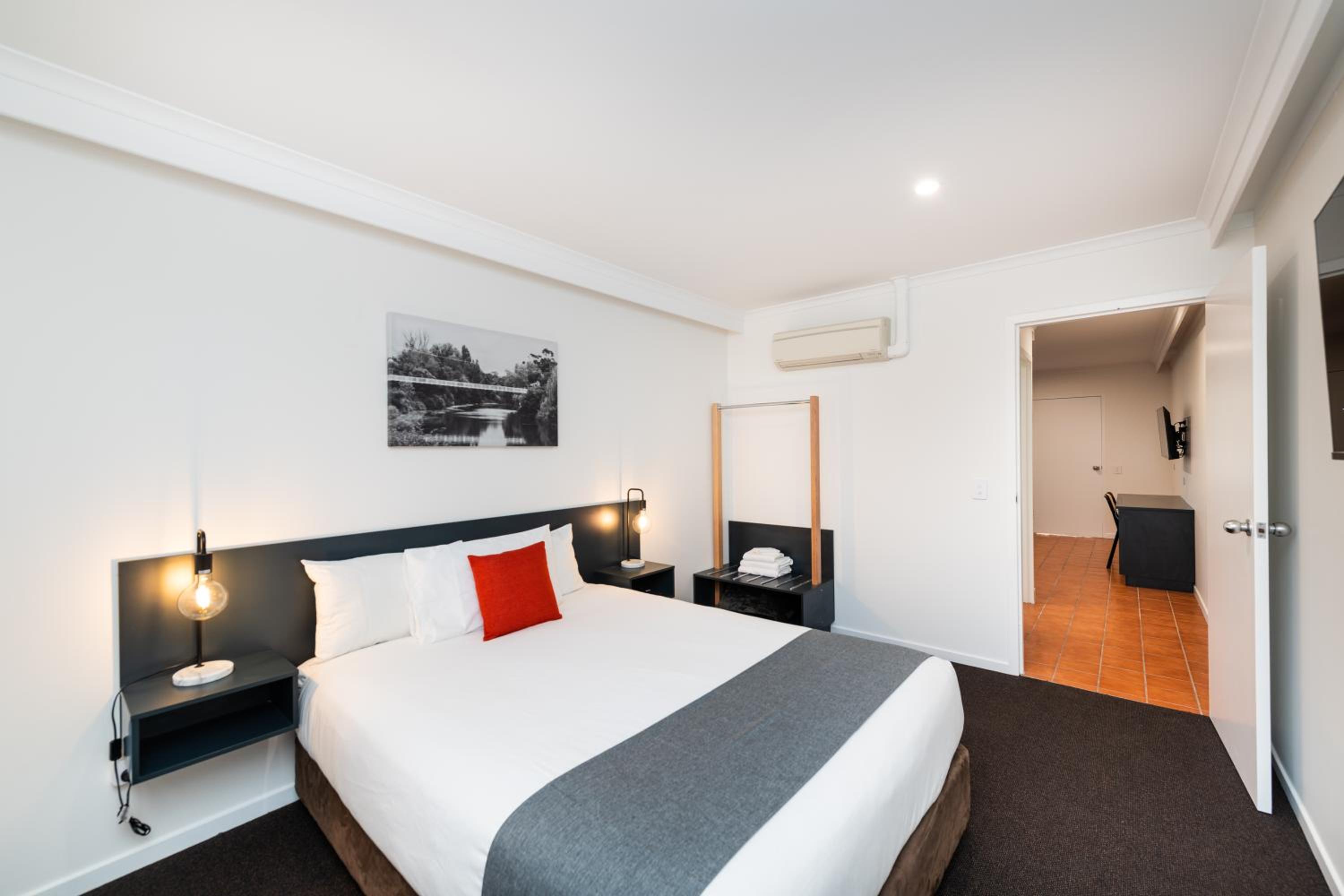 Queen Suite with Kitchen (No Pets)