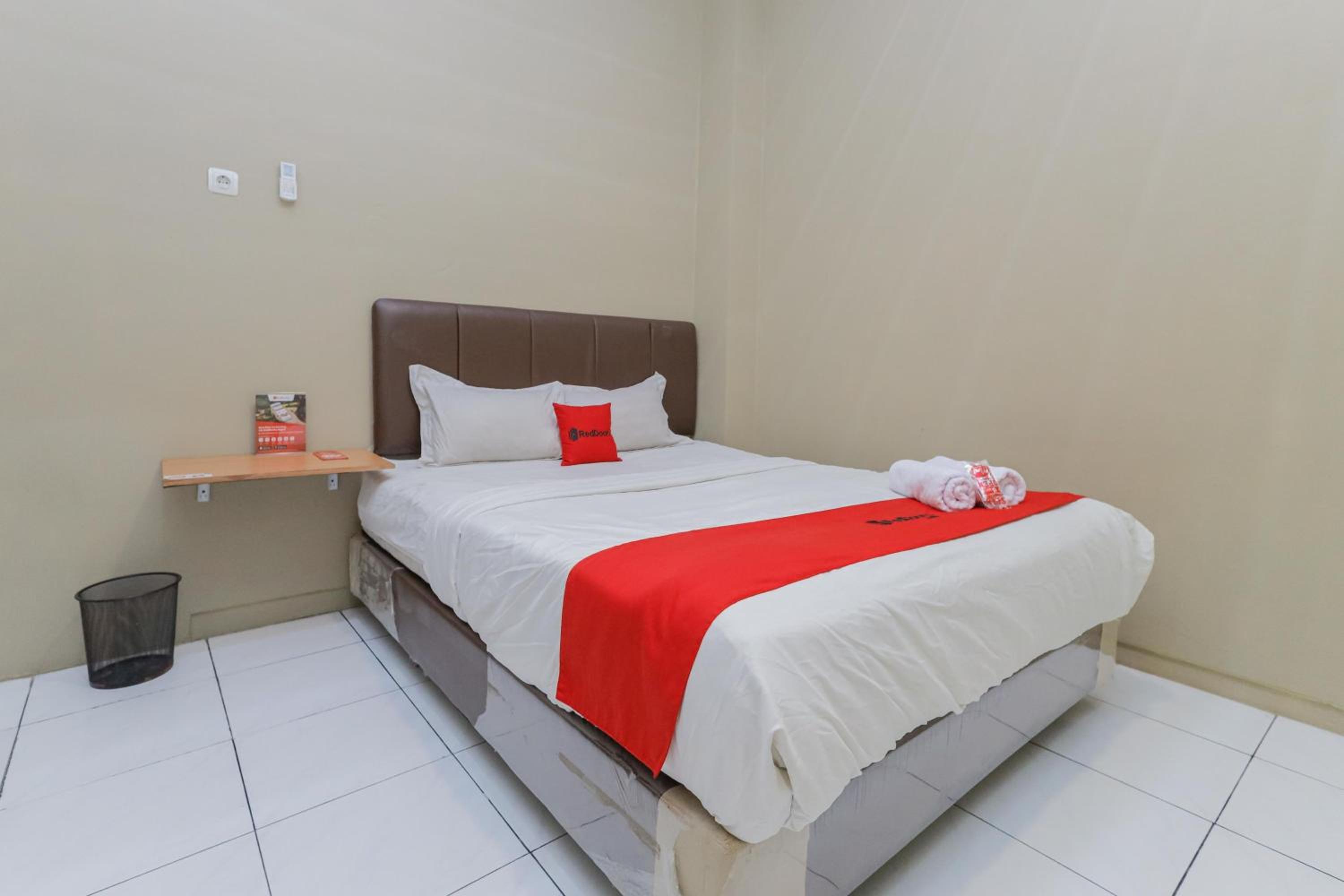 Deluxe Room - Photo 5
