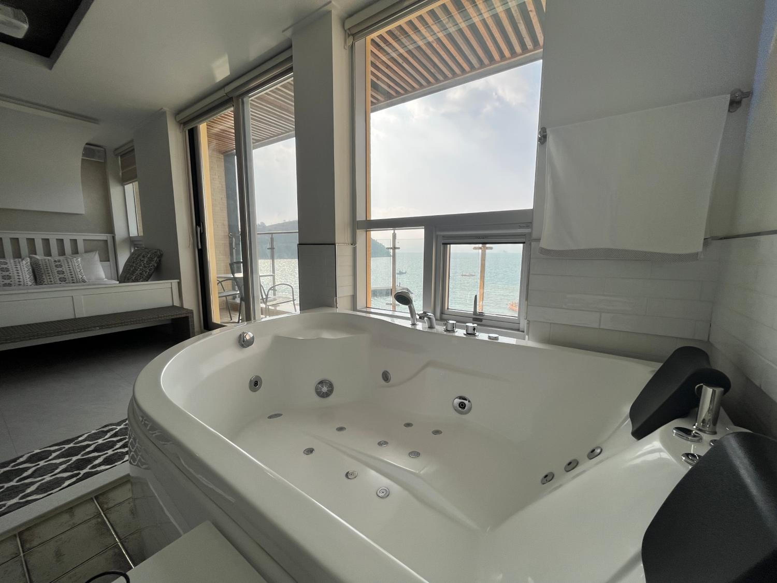 Studio with Terrace and Ocean View - Photo 19