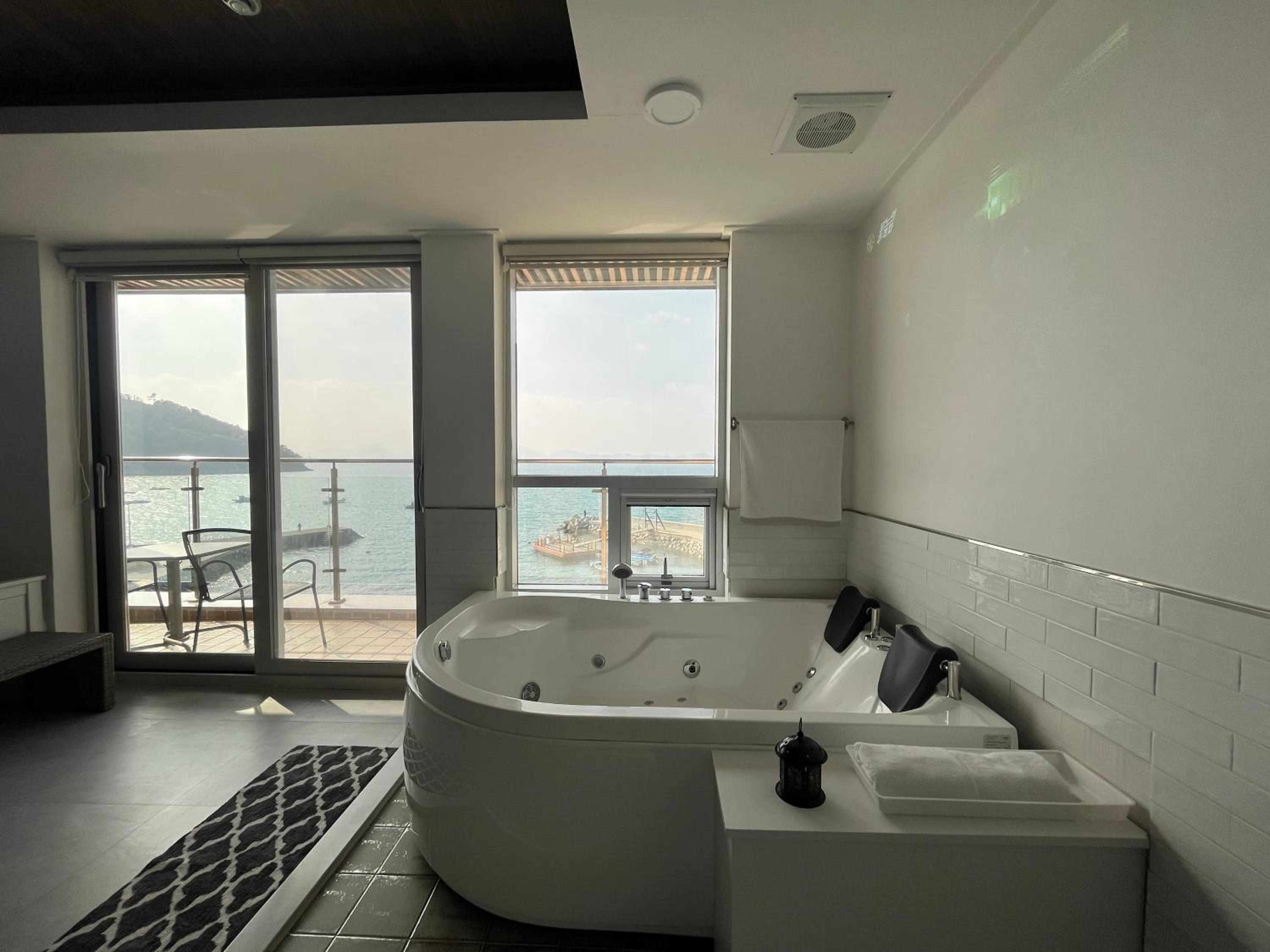 Studio with Terrace and Ocean View - Photo 18