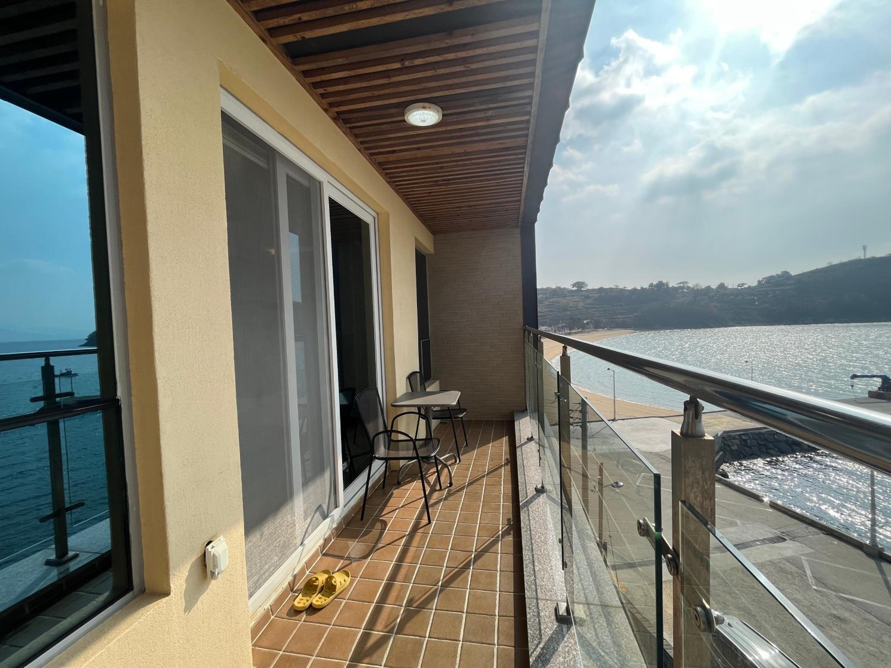Studio with Terrace and Ocean View - Photo 15