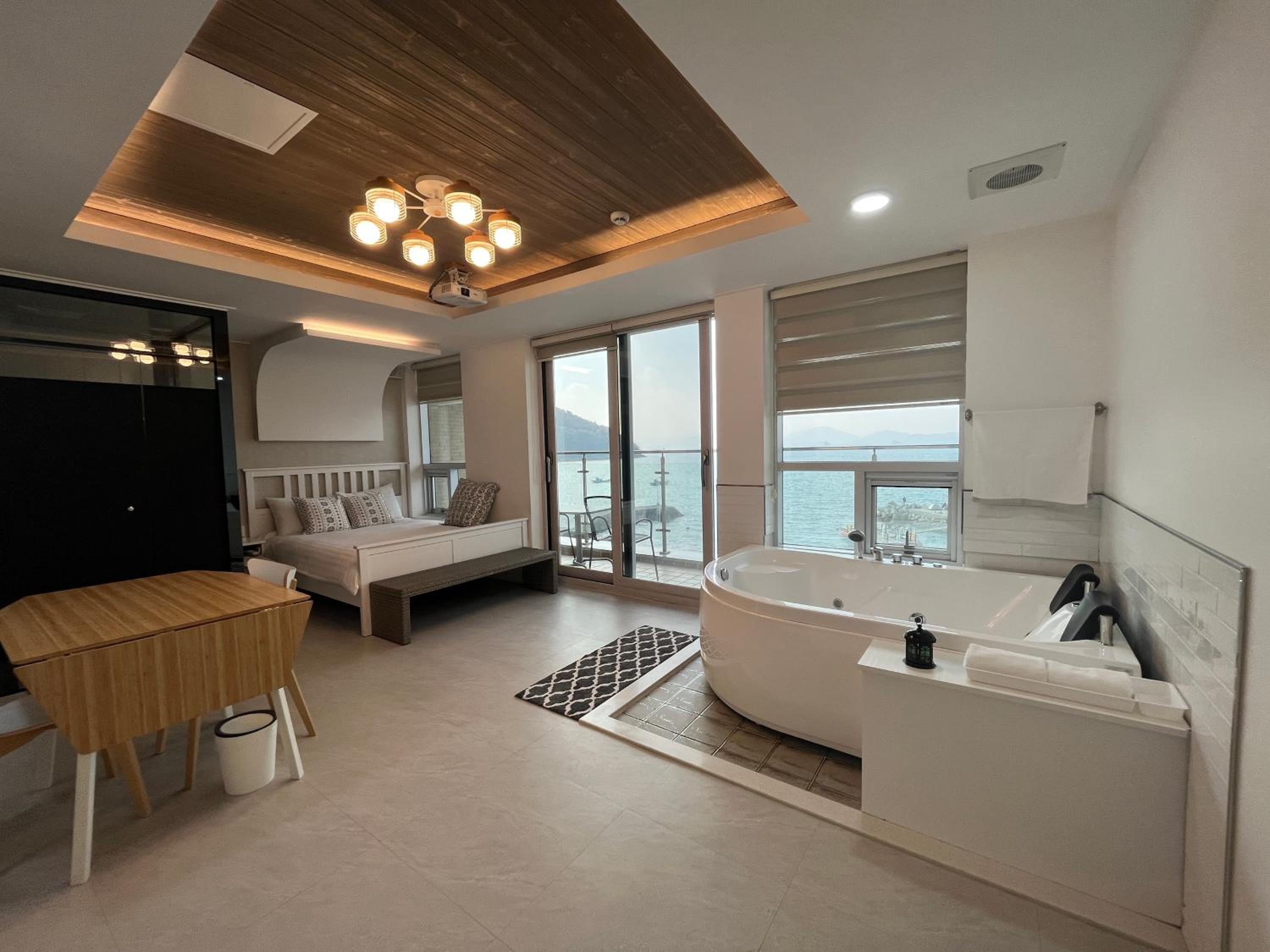 Studio with Terrace and Ocean View - Photo 21