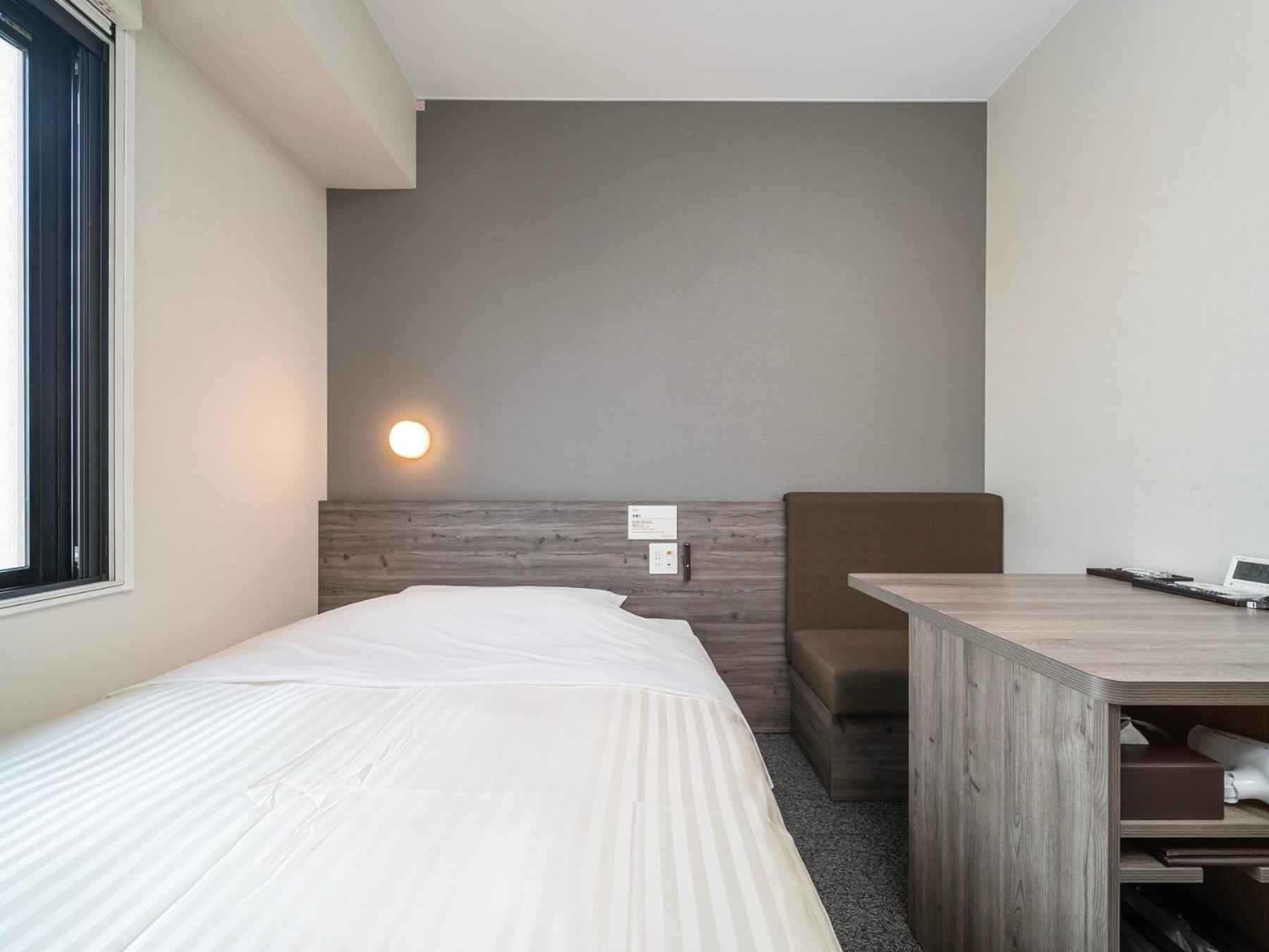 Double Room with Wide Desk - Non-Smoking - Photo 3