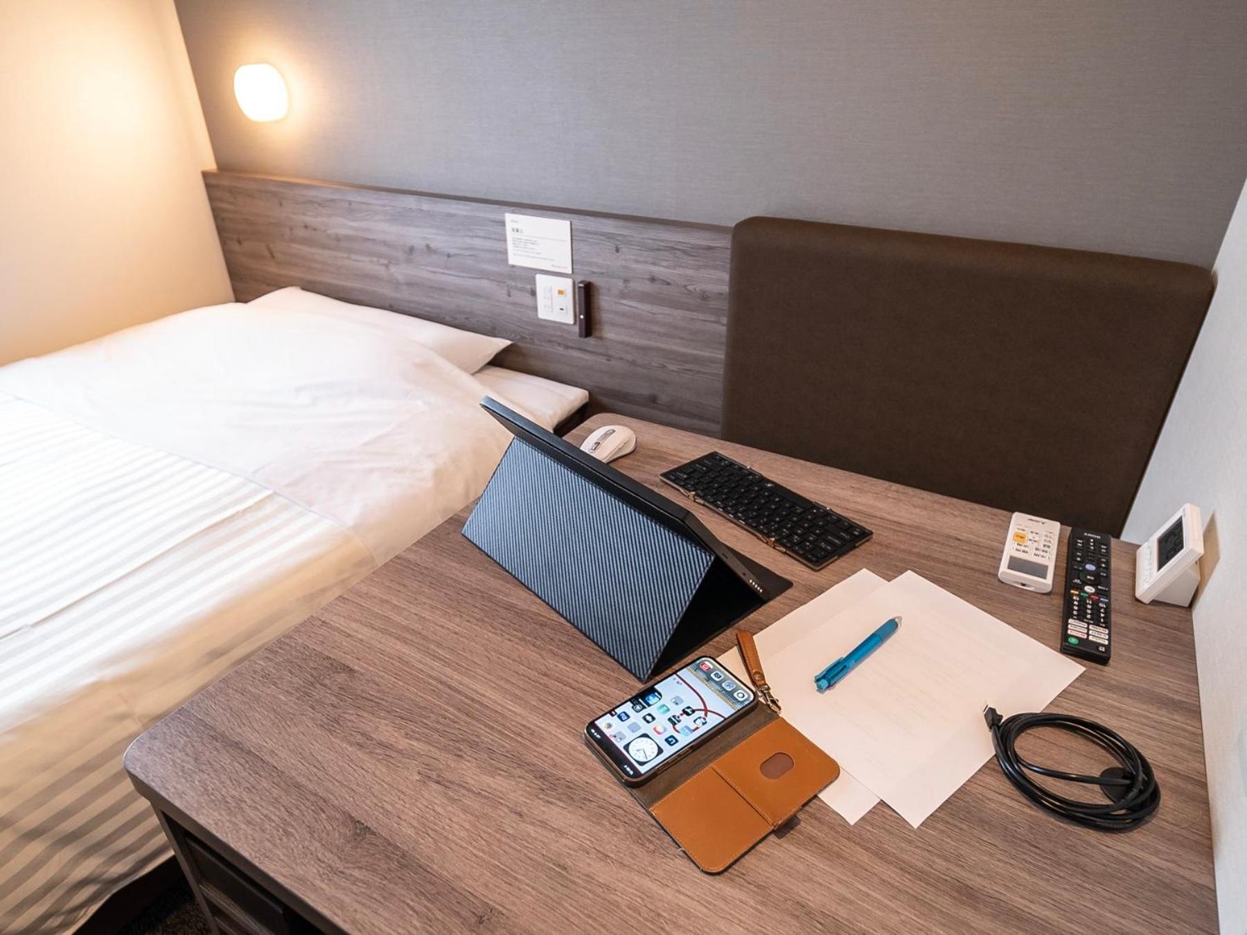 Double Room with Wide Desk - Non-Smoking - Photo 5