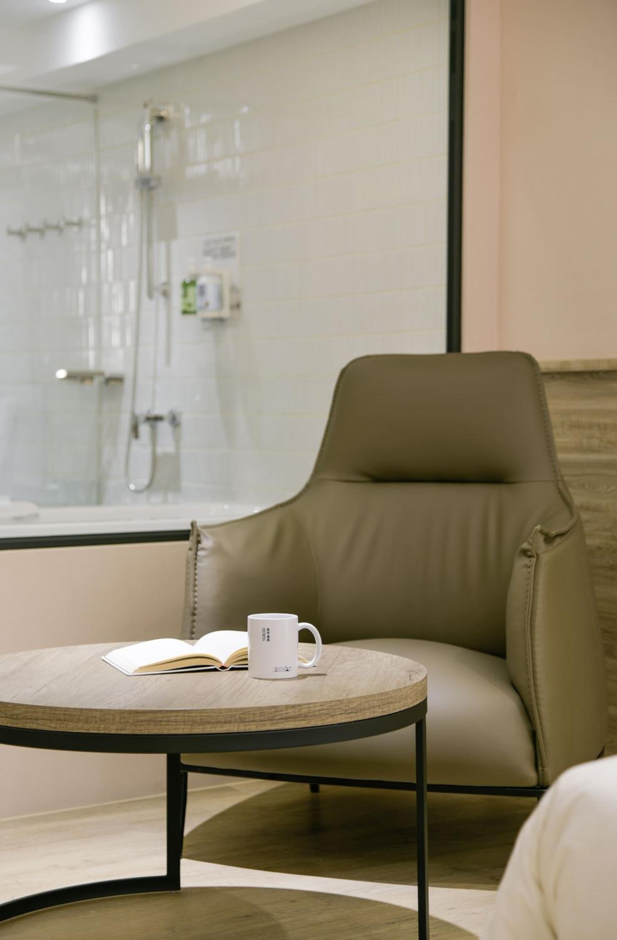 Superior Suite - Photo 9