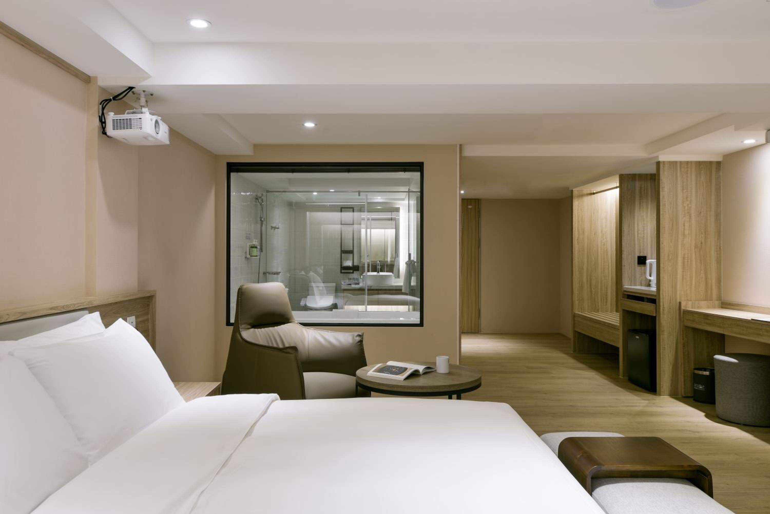 Superior Suite - Photo 25