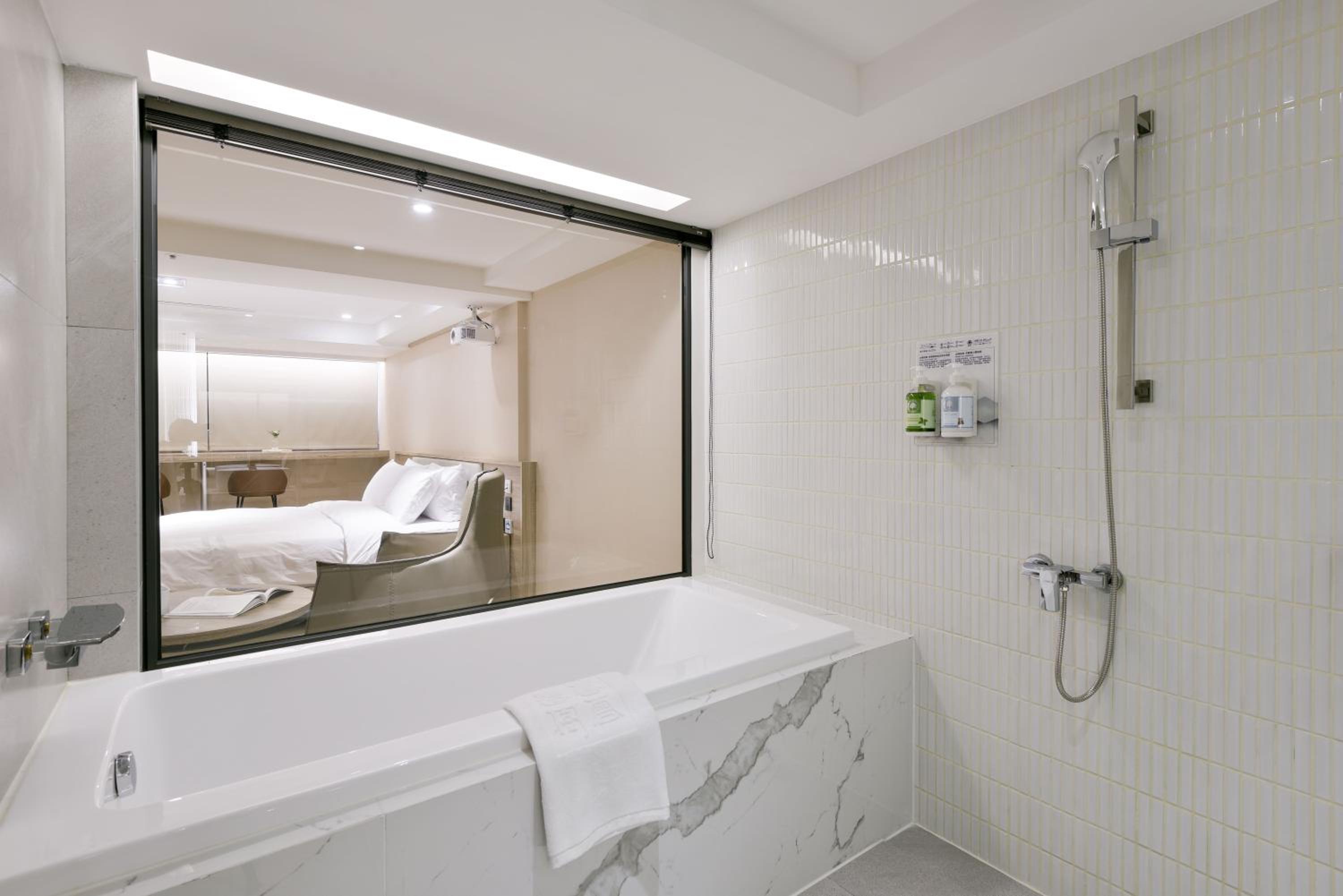 Superior Suite - Photo 11