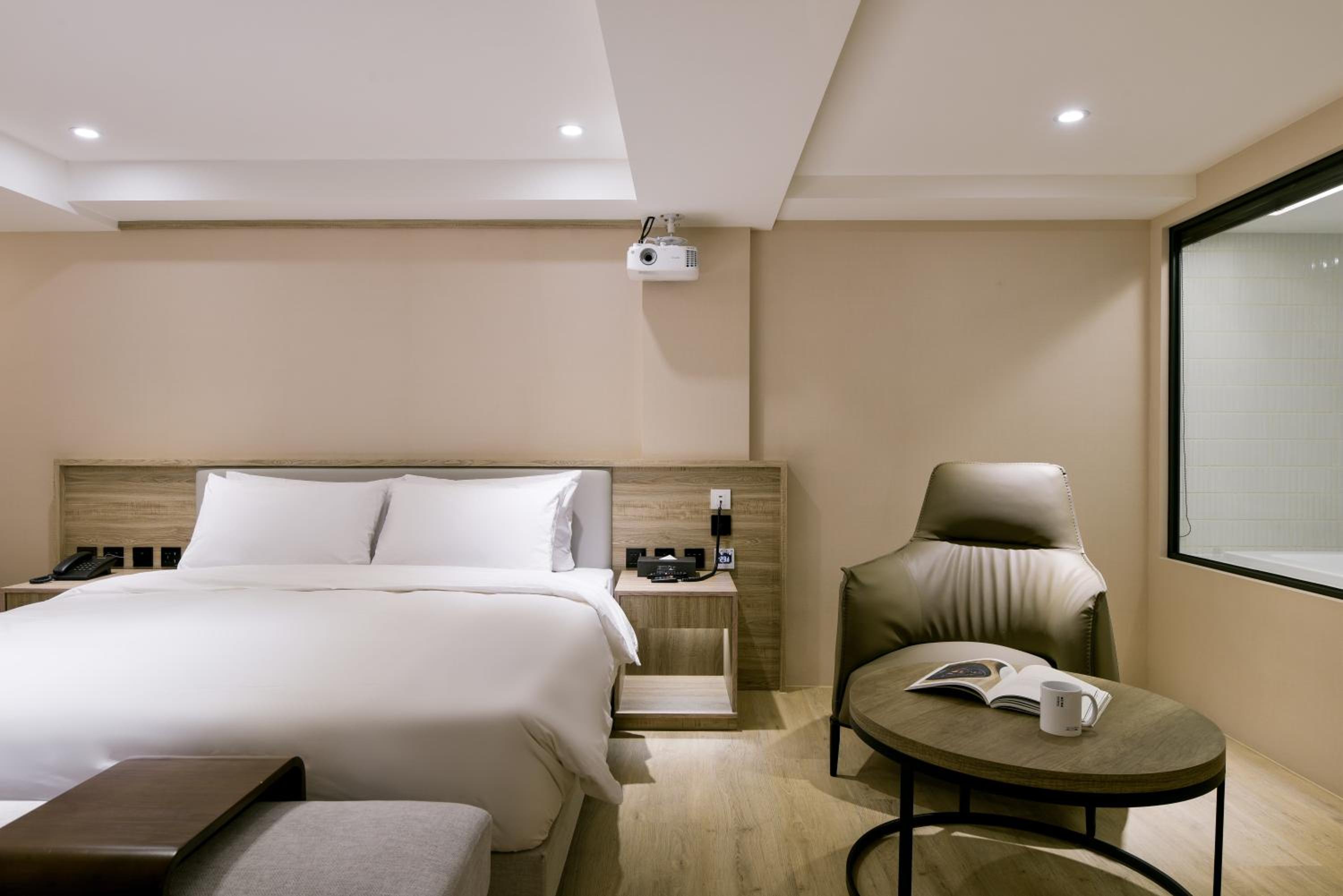 Superior Suite - Photo 16