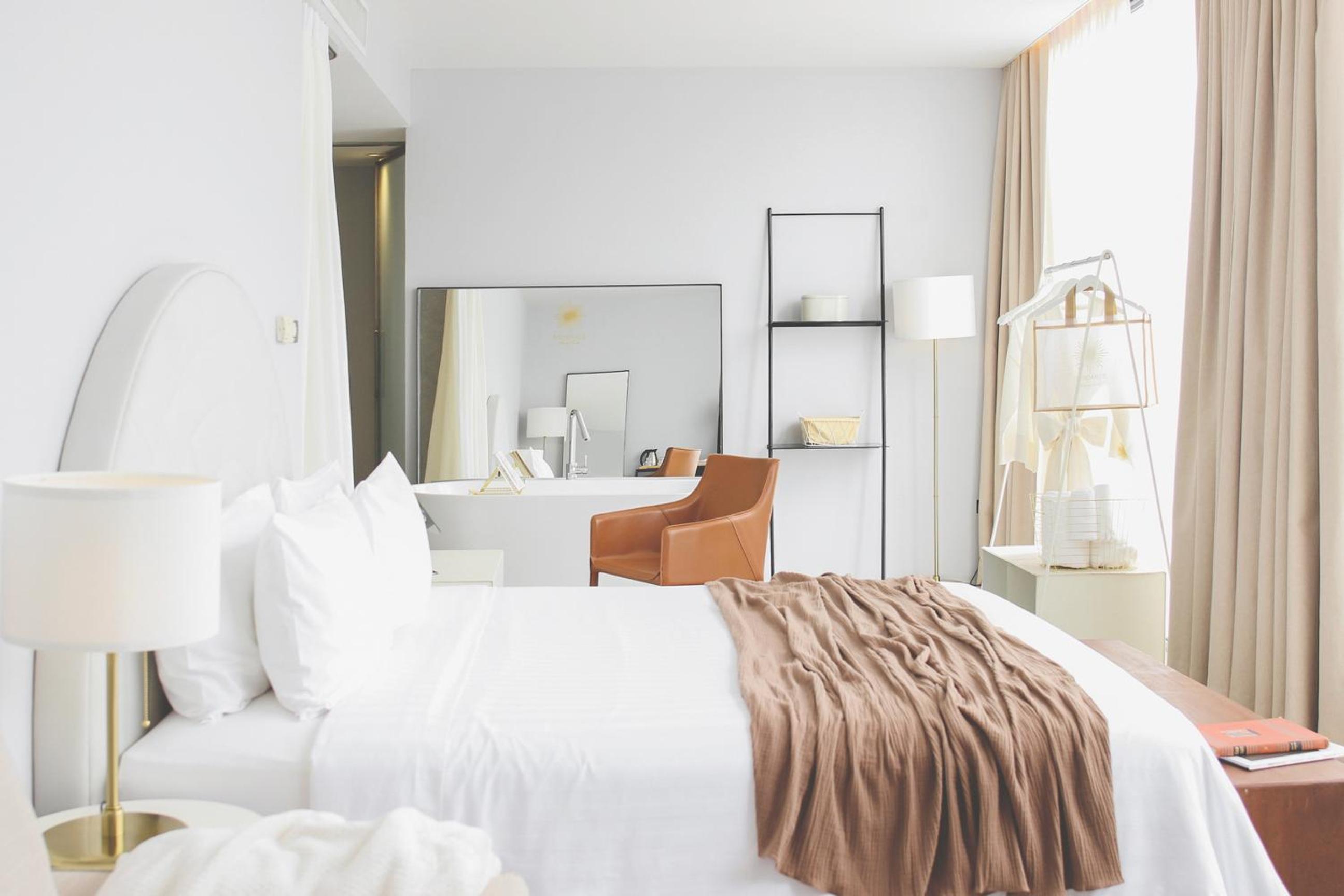 Deluxe King Room - Photo 2