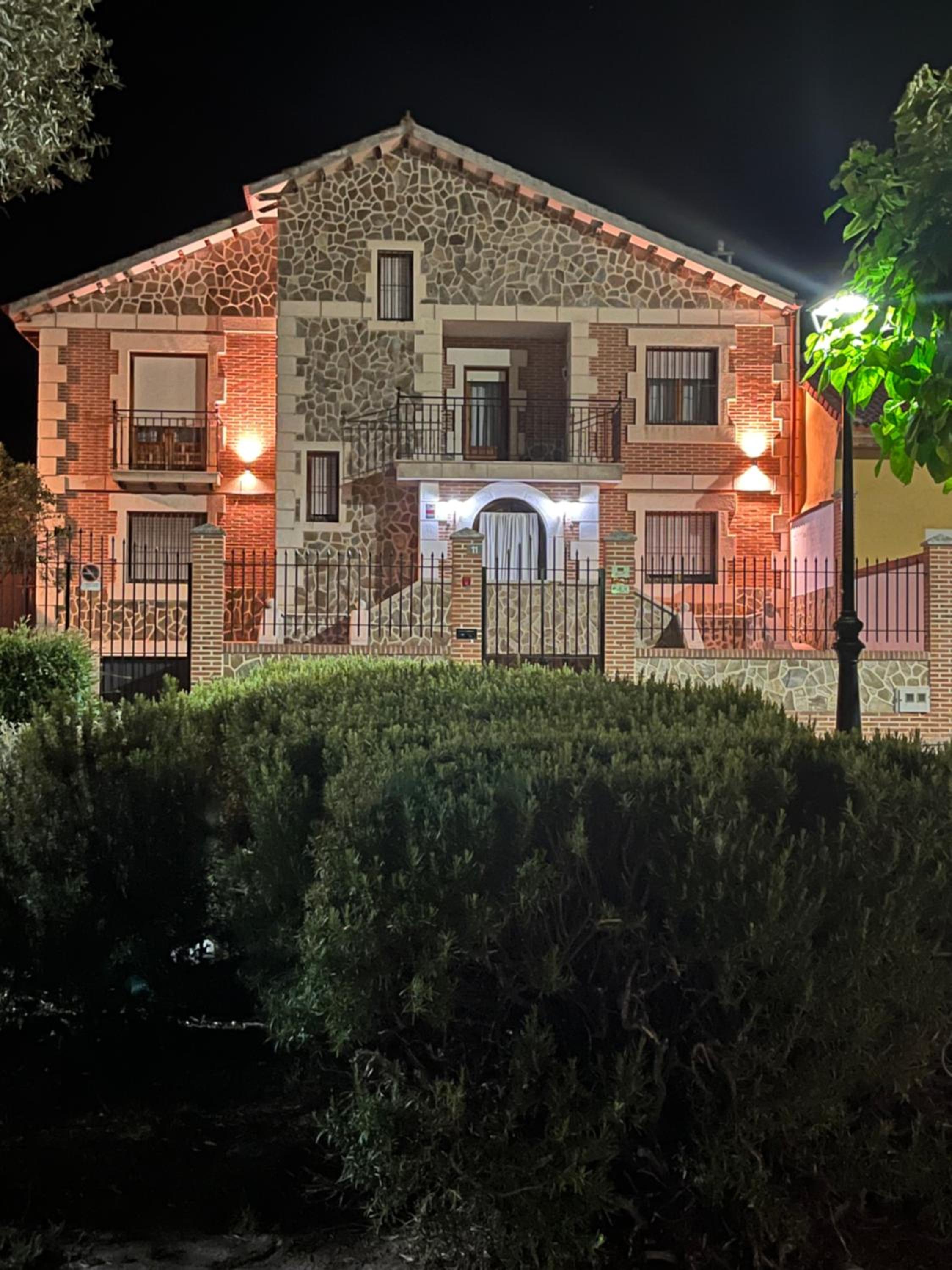 Five-Bedroom House photo 2