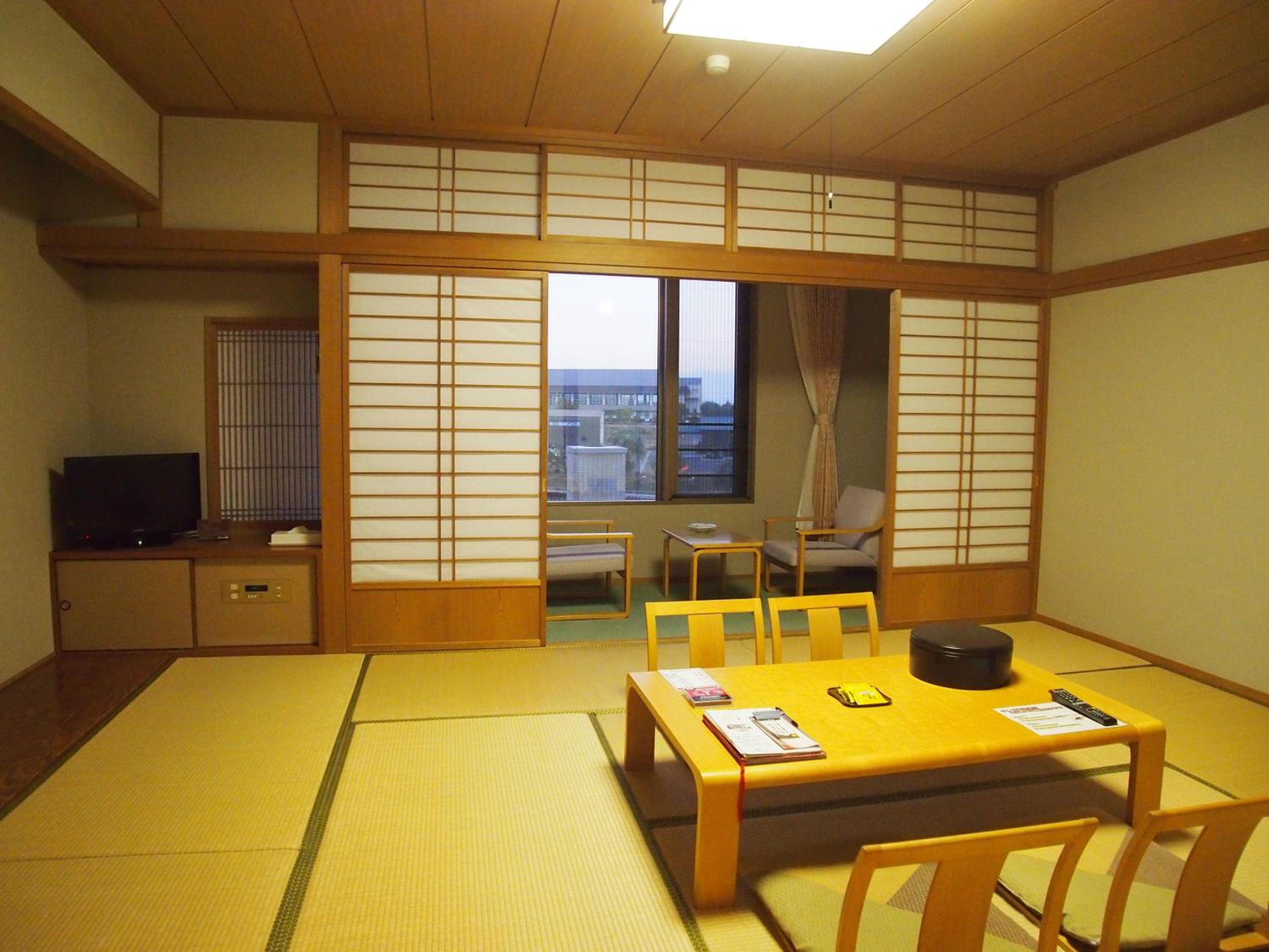 Japanese-Style Family Room - Smoking photo 2