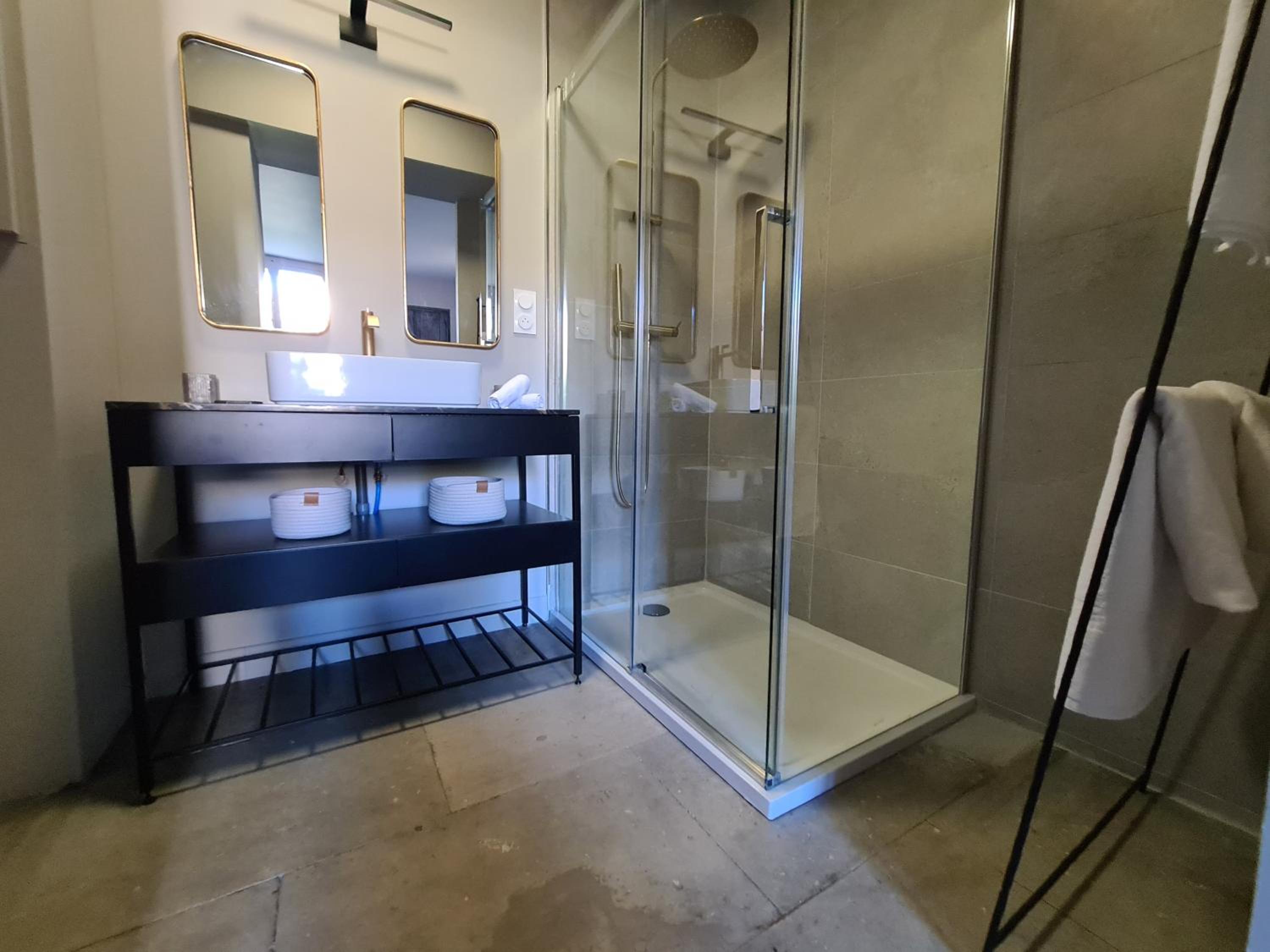 Deluxe Queen Suite - Photo 53