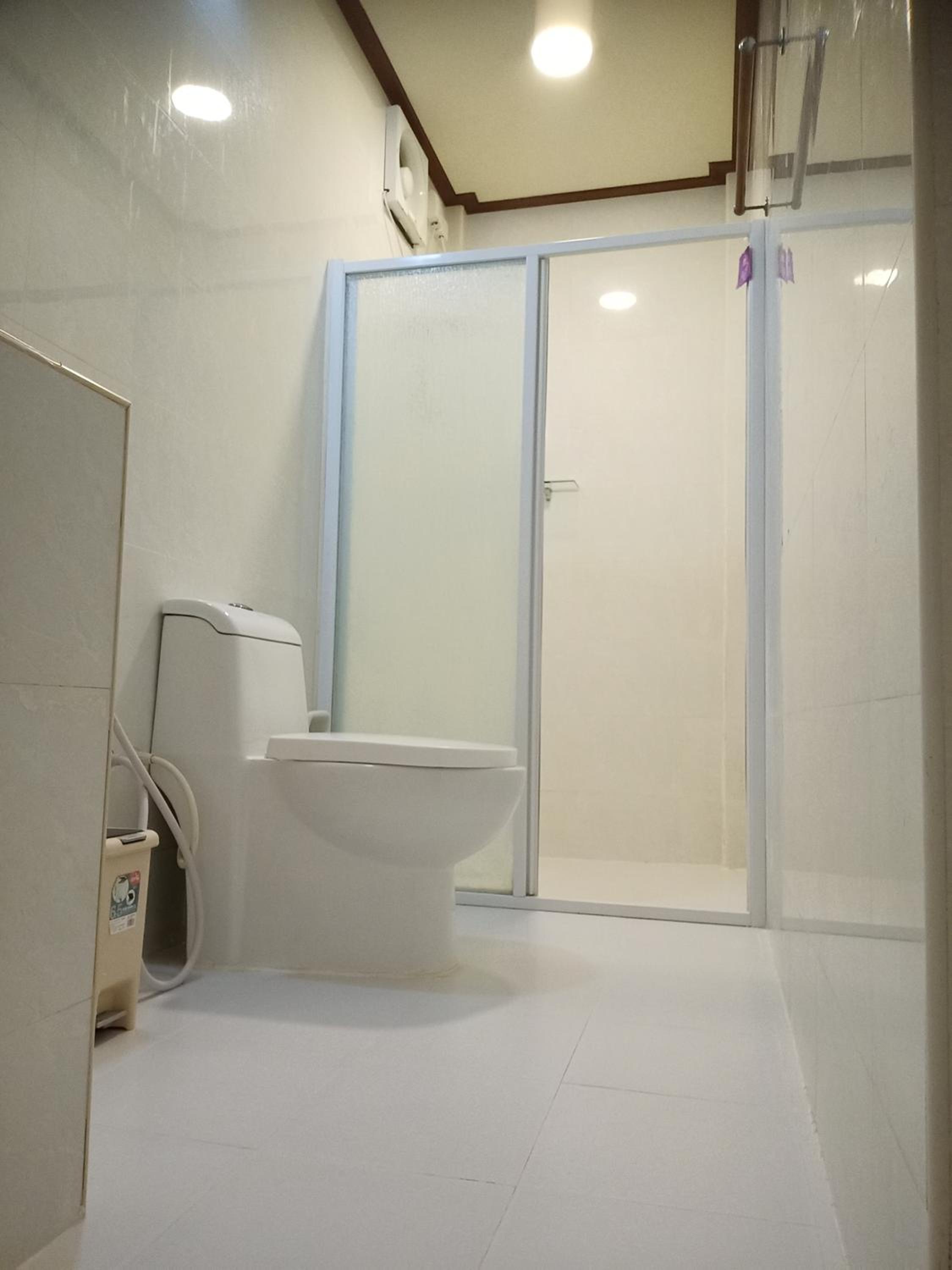 Six-Bedroom House photo 2