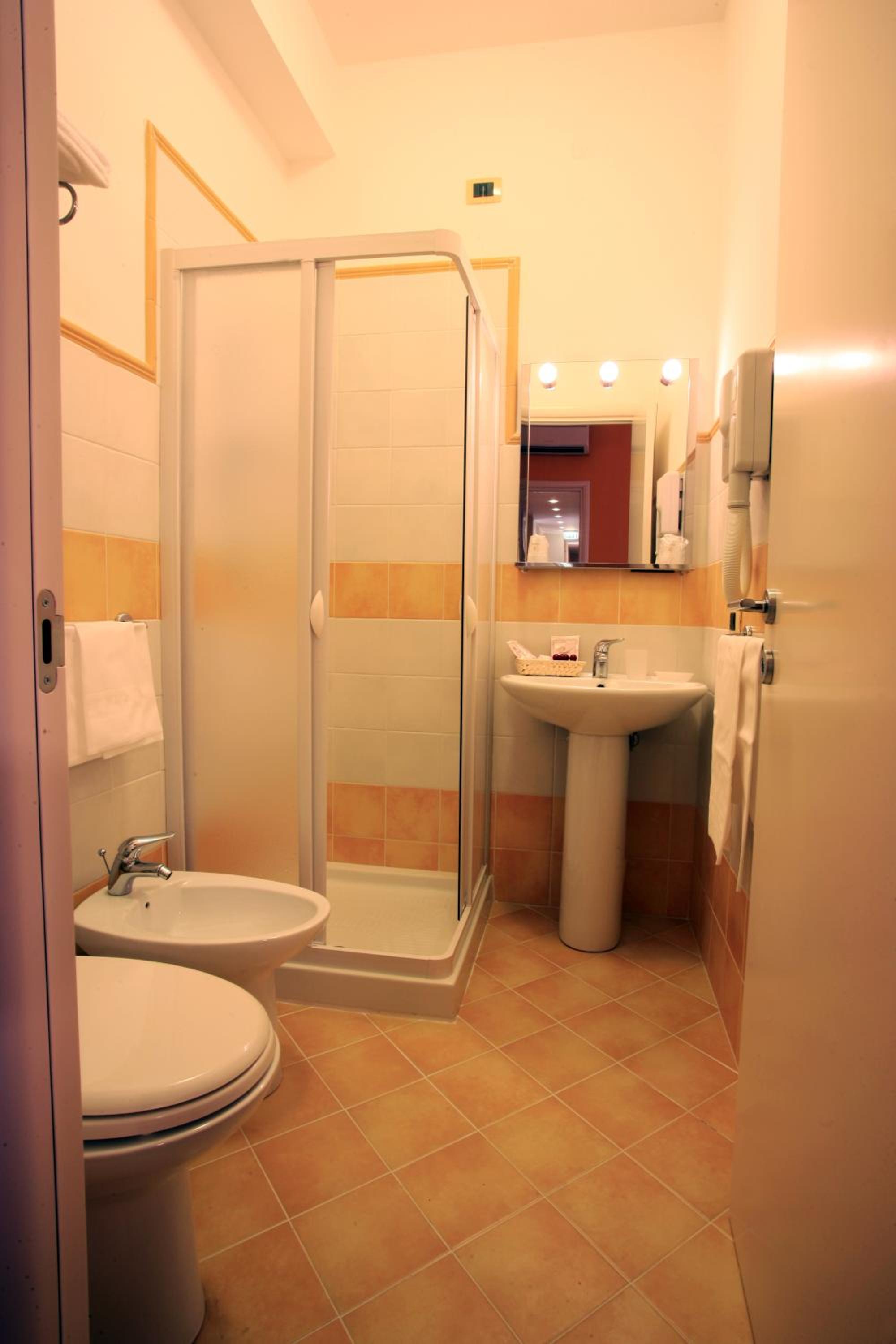 Suite (4 Adults) photo 2