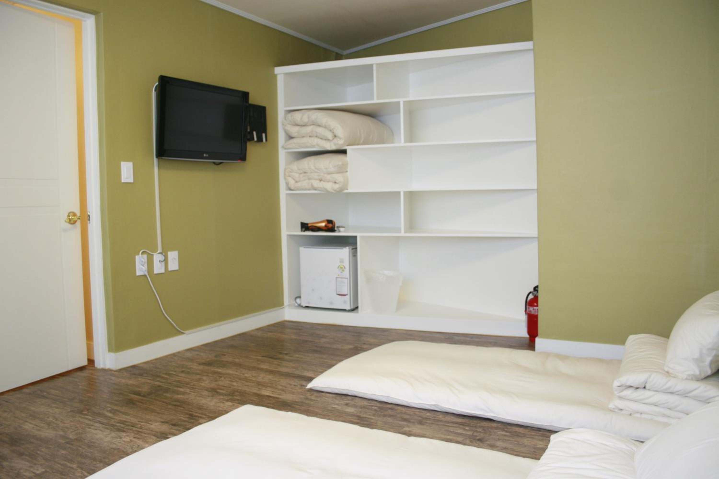 Twin Room - Photo 3