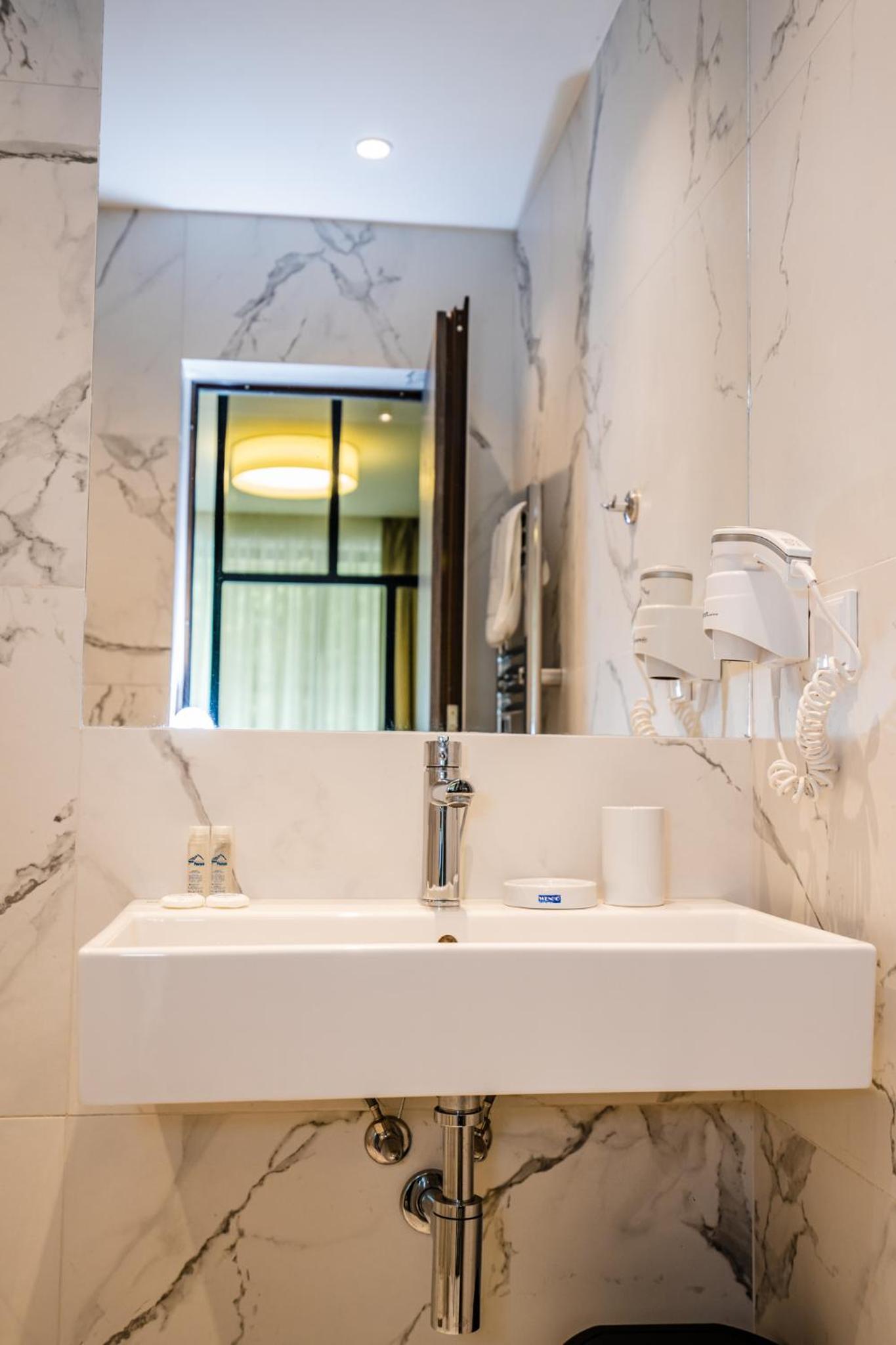 Deluxe Double with Balcony - Photo 14
