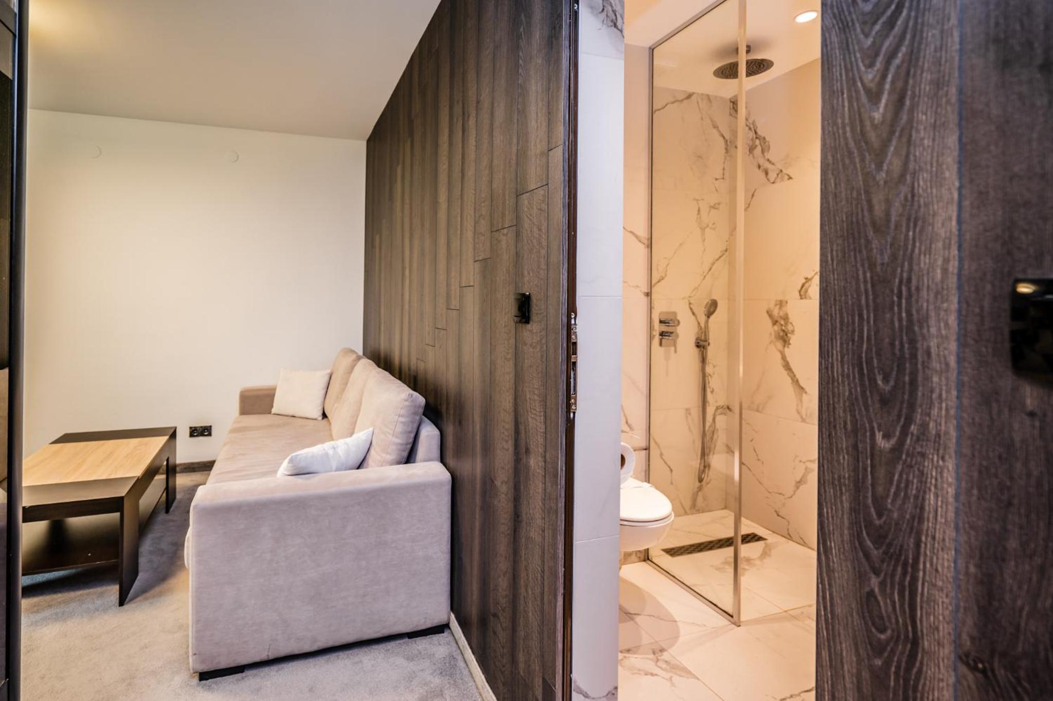 Deluxe Double with Balcony - Photo 11