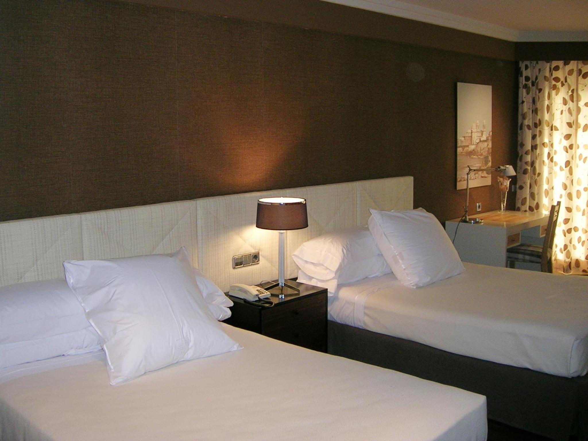 Double or Twin Room with Extra Bed - Photo 1