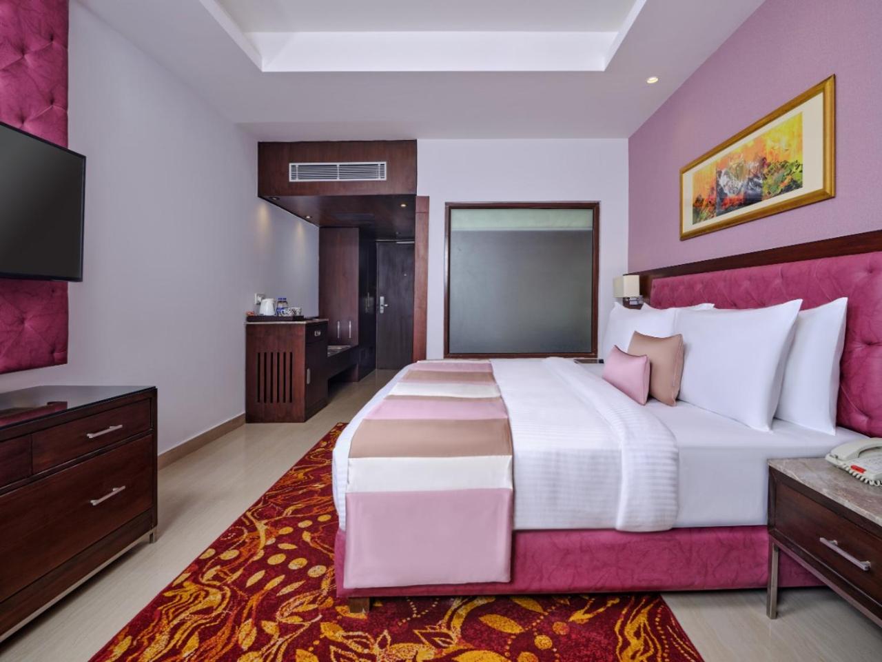 Junior Suite with Complimentary taxi stand transfer to Banganga/ Helipad , 15% off on Spa ( 30 min ), 15% off on F&B, 20% off on laundry per room per stay - Photo 2