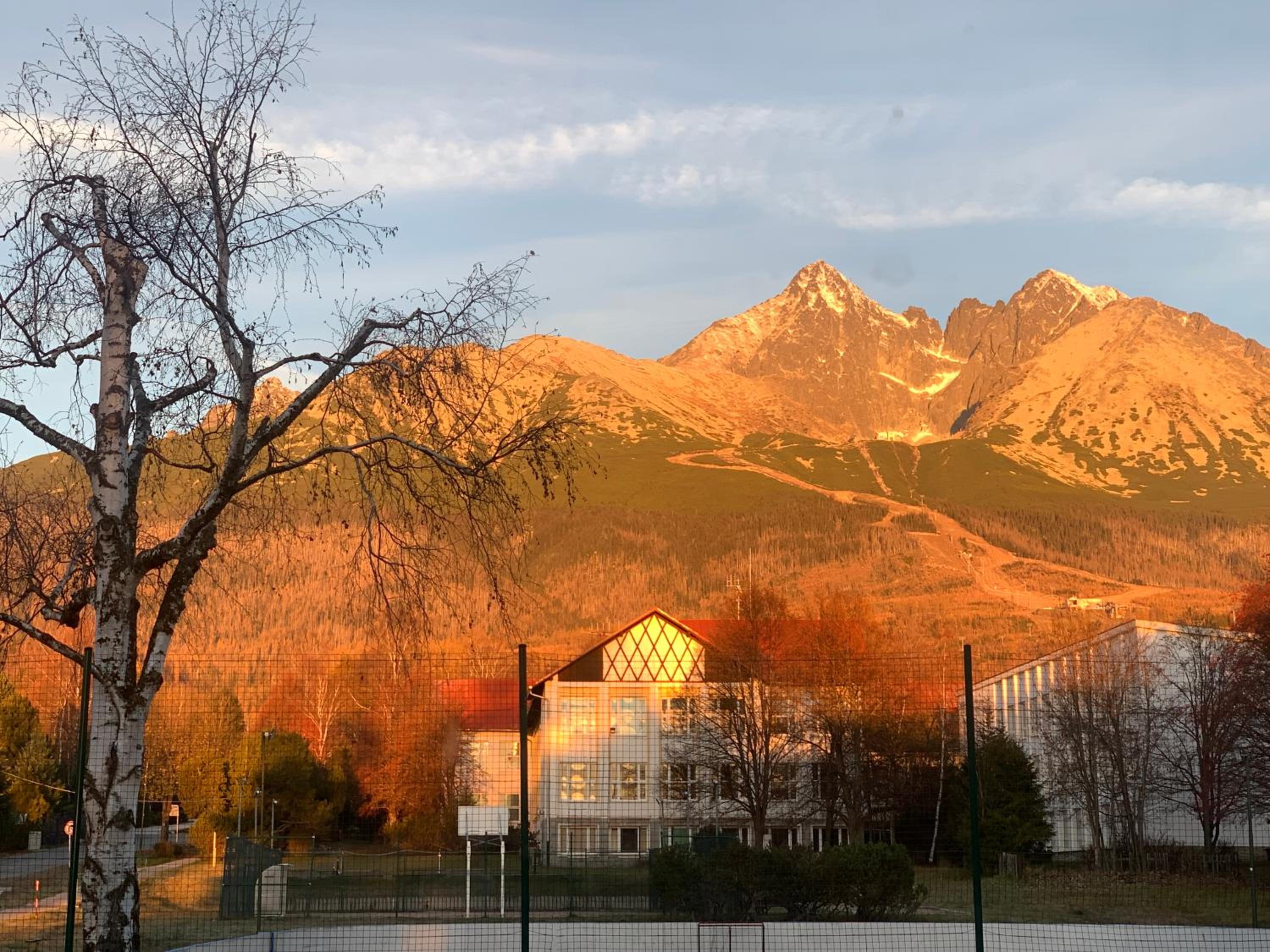 Apartment with Mountain View - Photo 2