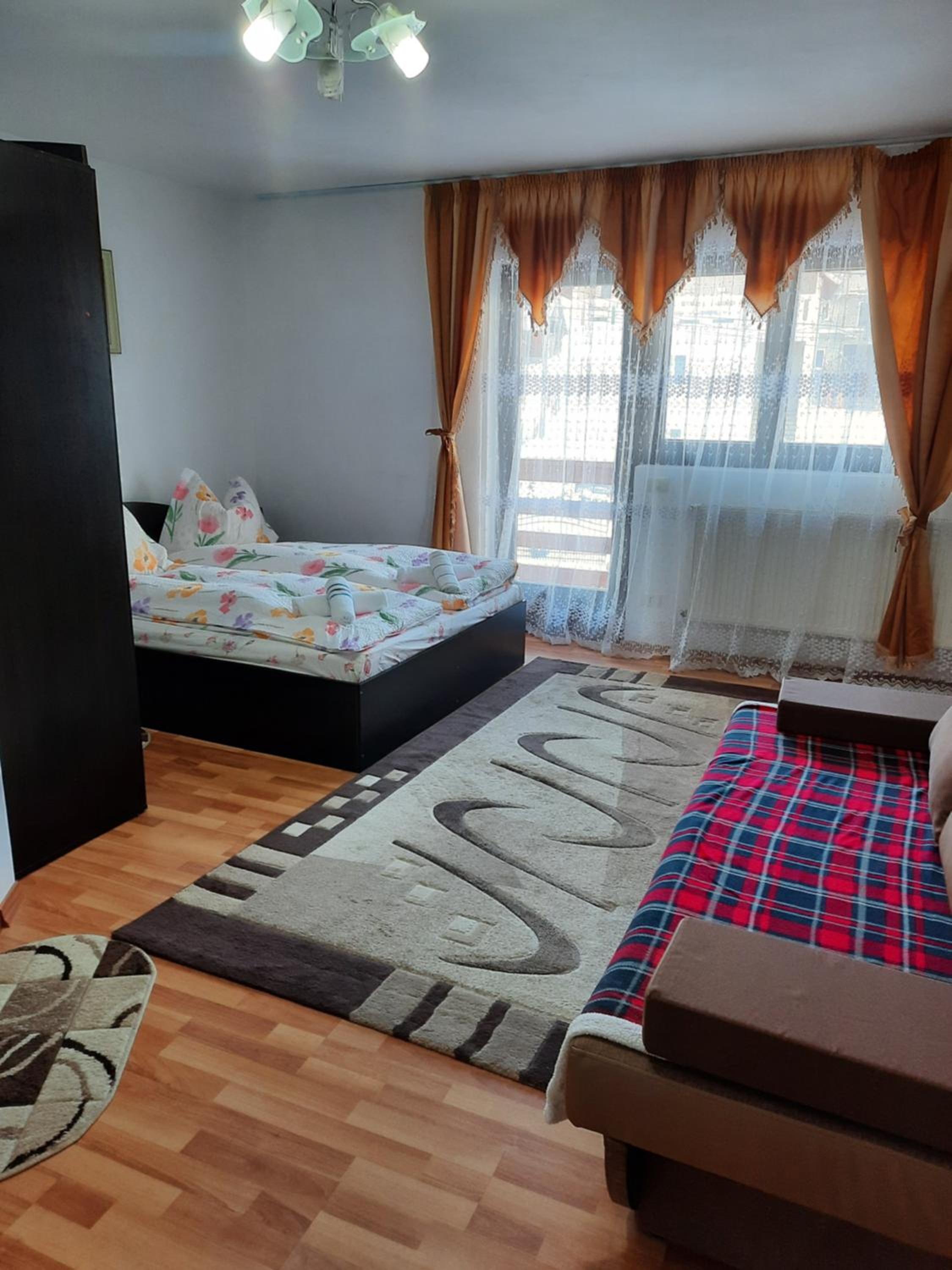 Six-Bedroom House photo 1