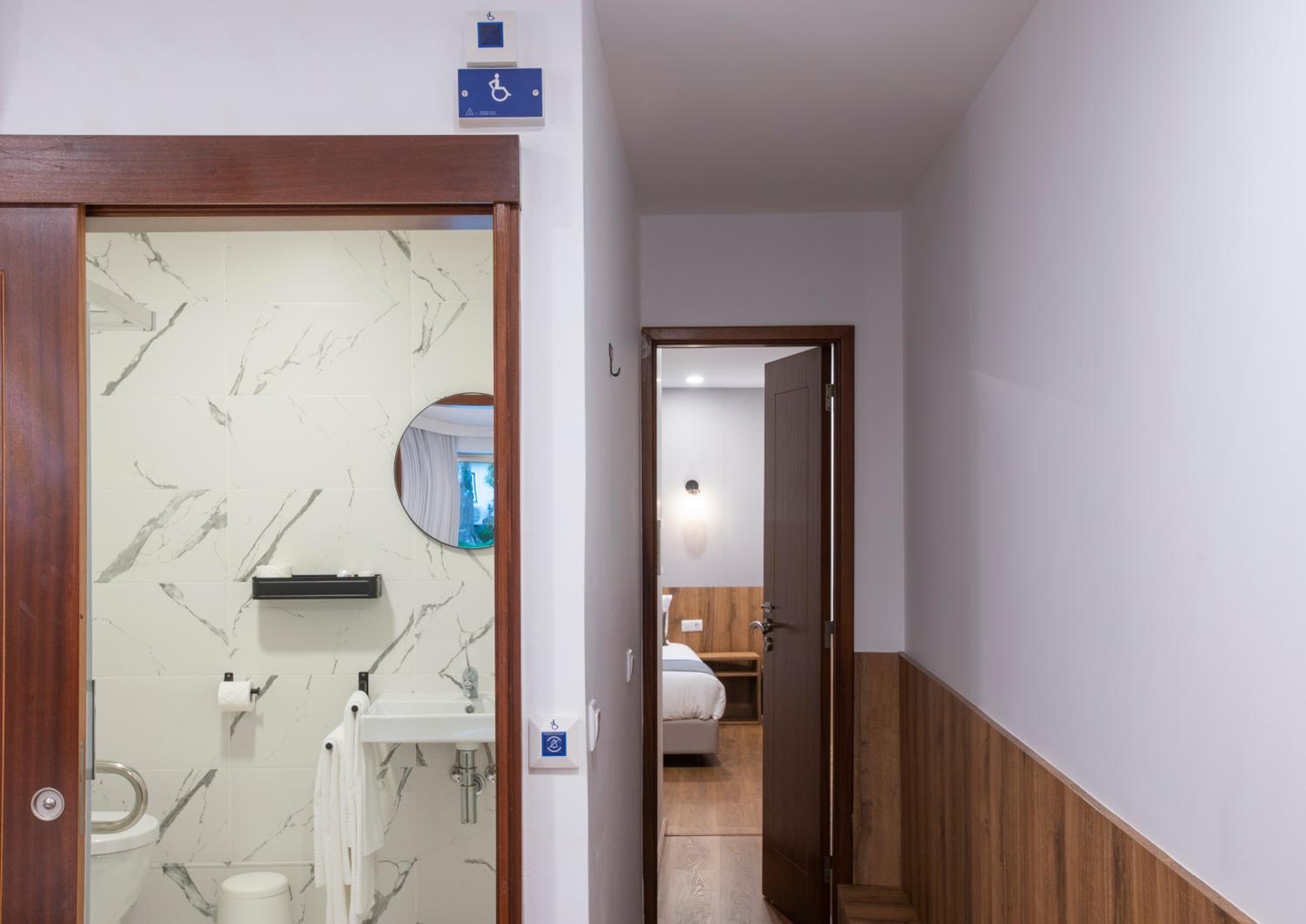 Twin Room - Photo 8