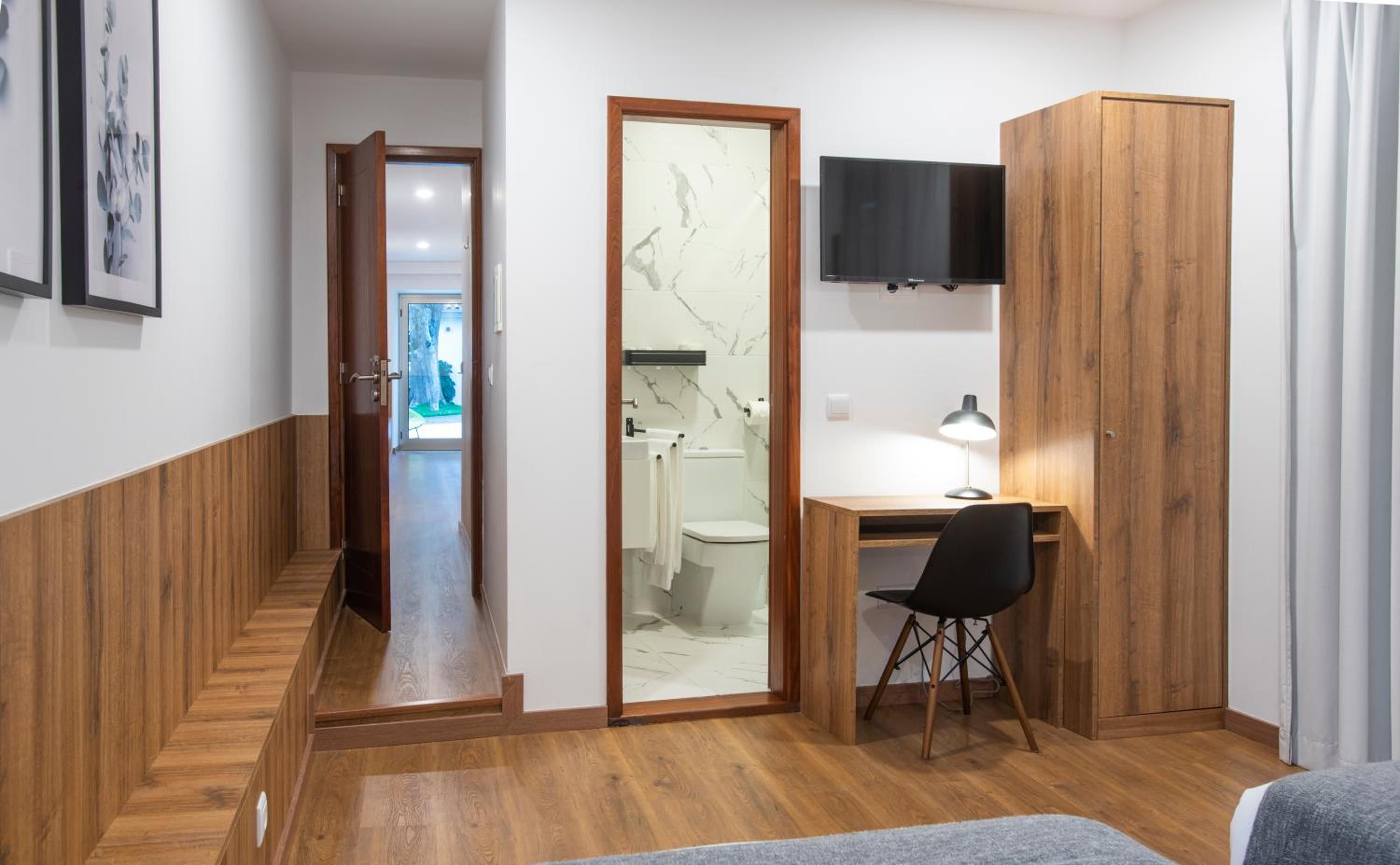 Twin Room - Photo 11